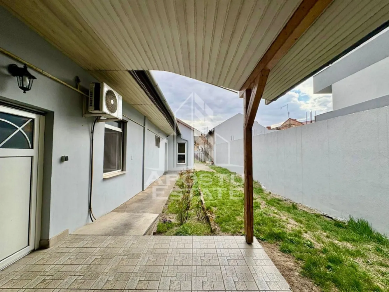 Casa individuala de vanzare zona Traian Timisoara, 2 fronturi stradale - Agentia imobiliara APOSTU ESTATE va propune spre vanzare o casa individuala cu 2 fronturi stradale situata in zona Traian - Printul Turcesc din Timisoara, judetul Timis. 
Casa este solida, realizata din caramida, o parte construita in anul 1949, doar pe parter, iar o alta parte construita in anul 2002, cu regim de inaltime P+M. Partea veche a casei a fost renovata si reconsolidata in anul 2002, inclusiv acoperisul.
Terenul aferent proprietatii este de 548mp, iar de pe un front stradal avem acces pietonal direct in incinta casei, iar de pe al doilea front avem atat acces auto, cat si pietonal in curtea imobilului. Poarta pentru accesul auto este actionata electric, cu telecomanda.
Exista 3 cai de acces separate in incinta cladirii din curte. 
Este o proprietate ideala pentru locuinta personala si bussines, locuinta personala pentru familii mari sau investitie pentru recompartimentare in mai multe unitati (pretabil atat pentru inchiriere ca apartamente, spatii comerciale sau de birouri). De asemenea, casa poate fi impartita in 2 unitati complet separate. 
Beneficiaza de toate utilitatile. Confortul termic se realizeaza prin intermediul celor 2 centrale proprii pe gaz, un instant pentru apa si aparate de aer conditionat. 
Proprietatea se vinde complet mobilata si utilata, cum se vede in imagini.

Zona Traian este o zona centrala din orasul Timisoara, aflata in dezvoltare, cu plan de reabilitare completa a zonei.
Vecinatati: Piata Traian, Piata Badea Cartan, Biserica Millenium, Liceul William Shakespeare, Casa Judeteana de Pensii Timisoara, statii de transport in comun.

Agentia imobiliara Apostu Estate va ofera consultanta bancara gratuita prin intermediul colaboratorilor nostri pentru alegerea celui mai potrivit tip de credit, astfel incat tu sa devi noul proprietar al acestui apartament.
Va asteptam cu drag la o vizionare!