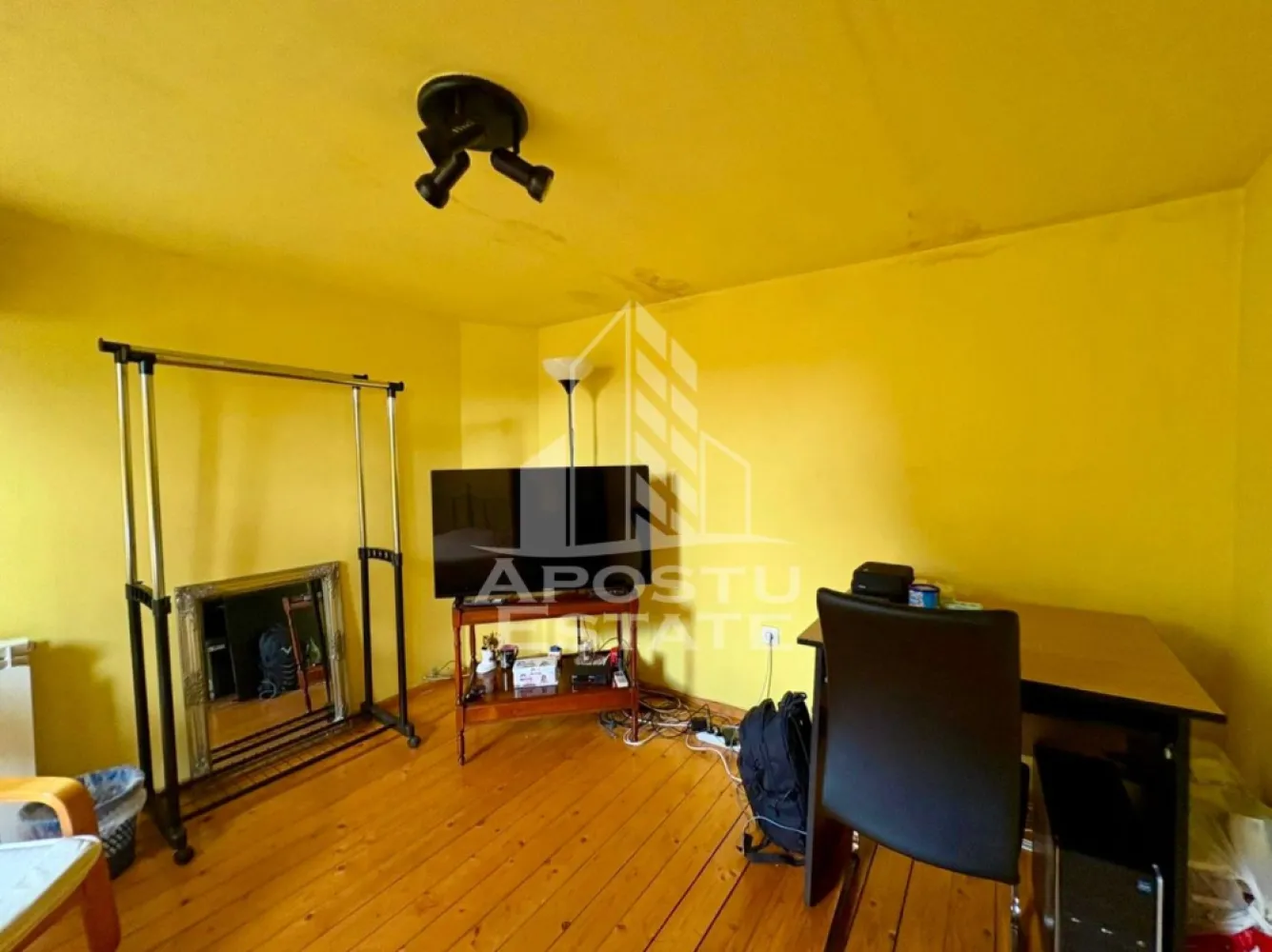 Casa individuala de vanzare zona Traian Timisoara, 2 fronturi stradale - Agentia imobiliara APOSTU ESTATE va propune spre vanzare o casa individuala cu 2 fronturi stradale situata in zona Traian - Printul Turcesc din Timisoara, judetul Timis. 
Casa este solida, realizata din caramida, o parte construita in anul 1949, doar pe parter, iar o alta parte construita in anul 2002, cu regim de inaltime P+M. Partea veche a casei a fost renovata si reconsolidata in anul 2002, inclusiv acoperisul.
Terenul aferent proprietatii este de 548mp, iar de pe un front stradal avem acces pietonal direct in incinta casei, iar de pe al doilea front avem atat acces auto, cat si pietonal in curtea imobilului. Poarta pentru accesul auto este actionata electric, cu telecomanda.
Exista 3 cai de acces separate in incinta cladirii din curte. 
Este o proprietate ideala pentru locuinta personala si bussines, locuinta personala pentru familii mari sau investitie pentru recompartimentare in mai multe unitati (pretabil atat pentru inchiriere ca apartamente, spatii comerciale sau de birouri). De asemenea, casa poate fi impartita in 2 unitati complet separate. 
Beneficiaza de toate utilitatile. Confortul termic se realizeaza prin intermediul celor 2 centrale proprii pe gaz, un instant pentru apa si aparate de aer conditionat. 
Proprietatea se vinde complet mobilata si utilata, cum se vede in imagini.

Zona Traian este o zona centrala din orasul Timisoara, aflata in dezvoltare, cu plan de reabilitare completa a zonei.
Vecinatati: Piata Traian, Piata Badea Cartan, Biserica Millenium, Liceul William Shakespeare, Casa Judeteana de Pensii Timisoara, statii de transport in comun.

Agentia imobiliara Apostu Estate va ofera consultanta bancara gratuita prin intermediul colaboratorilor nostri pentru alegerea celui mai potrivit tip de credit, astfel incat tu sa devi noul proprietar al acestui apartament.
Va asteptam cu drag la o vizionare!