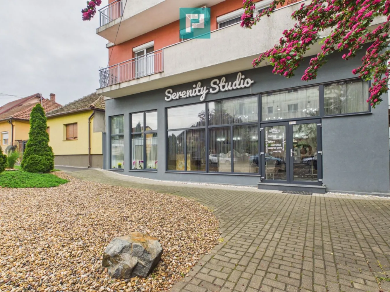 Spațiu comercial | Parter Bermo, Micălaca – Arad - Spațiu comercial | Parter Bermo, Micălaca – Arad

Cauți o locație solidă pentru dezvoltarea sau extinderea unui business? 

Îți propunem spre achiziție un spațiu comercial situat la parterul blocului Bermo, în cartierul Micălaca – una dintre cele mai populate și dinamice zone din Arad.

Cu o suprafață construită de 200 mp, spațiul este parțial compartimentat, oferind flexibilitate pentru diverse tipuri de activități: retail, servicii, clinică, showroom sau alte concepte comerciale. 
Dispune de centrală termică proprie, grup sanitar pentru clienți și zonă de spălătorie – facilități esențiale pentru funcționare imediată sau adaptare rapidă la cerințele noului proprietar.

Avantaje cheie pentru investitori:

Poziționare la parter, cu acces facil și vizibilitate bună

Zonă cu trafic pietonal intens și densitate mare de locuitori

Compartimentare versatilă – ușor de adaptat pentru diverse business-uri

Utilități și facilități deja existente

Despre zonă:
Micălaca este cel mai populat cartier al Aradului, cu aproximativ 50.000 de locuitori, ceea ce asigură un flux constant de potențiali clienți. Zona beneficiază de acces facil către toate punctele importante ale orașului prin rețeaua de transport public (tramvai), fiind bine conectată și ușor accesibilă.
Acest spațiu reprezintă o alegere potrivită atât pentru antreprenorii care doresc să își lanseze sau să își relocheze afacerea, cât și pentru investitorii care caută o proprietate cu potențial comercial real, într-o zonă matură și stabilă.
Pentru mai multe detalii și programarea unei vizionări:

Dumitrita Jacot - Consultant imobiliar PropertyLAB
Telefon: 0790 474 979
E-mail: Dumitrita.jacot@propertylab.ro

Diana Ponoran
📞 0758 409 801
📧 diana.ponoran@propertylab.ro

CP2982010