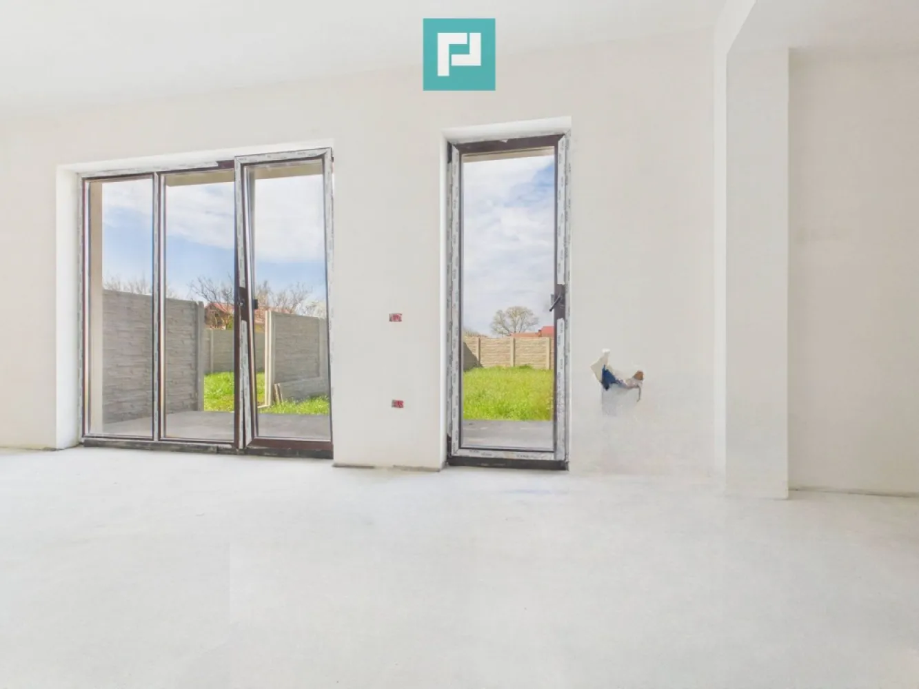 Duplex spațios 102 mp utili, teren 350mp in Covaci - Acasă nu e doar un loc. E sentimentul de liniște, lumină și apartenență.

 Imaginează-ți diminețile într-un dormitor scăldat de soarele răsăritului și serile relaxante pe terasa ta, după o zi plină. Acest duplex modern, cu o suprafață utilă de 102 mp și teren de 350 mp, este gândit pentru a deveni mai mult decât o locuință – un adevărat „acasă”.

 Parterul (58,7 mp utili) te întâmpină cu un living generos și luminos, perfect pentru momentele petrecute în familie sau cu prietenii, completat de o bucătărie open space. Ai la dispoziție și un birou ideal pentru lucrul de acasă, o cameră tehnică discretă și o baie cu cadă – locul perfect pentru relaxare. Iar terasa de 18 mp devine spațiul tău preferat în zilele însorite.

 Etajul este dedicat odihnei și intimității:

 Un dormitor cu balcon de 4 mp, orientat spre Est – perfect pentru începuturi de zi pline de energie
 Un al doilea dormitor cu balcon generos de 5 mp, orientat spre Vest, cu spațiu pentru dressing – ideal pentru seri liniștite și apusuri frumoase.

 Baie modernă cu cabină de duș

 Confortul este completat de geamuri tripan Trocal, care asigură eficiență energetică și liniște, dar și de un pod practic pentru depozitare, astfel încât fiecare lucru să-și găsească locul.

 Curtea de 350 mp îți oferă libertatea de a crea spațiul perfect pentru tine – fie că visezi la o grădină, un loc de joacă sau o zonă de relaxare.

 Disponibil pentru predare în luna iunie

 Dacă îți dorești o locuință care să-ți ofere echilibru, lumină și confort zi de zi, acest duplex te așteaptă să-i devii acasă.

 Programează o vizionare și hai să-l descoperi împreună cu mine !

 Consultant imobiliar : Laurentiu Caraman

 Telefon : 0721824896

 Email : laurentiu.caraman@propertylab.ro 

 CP2981857