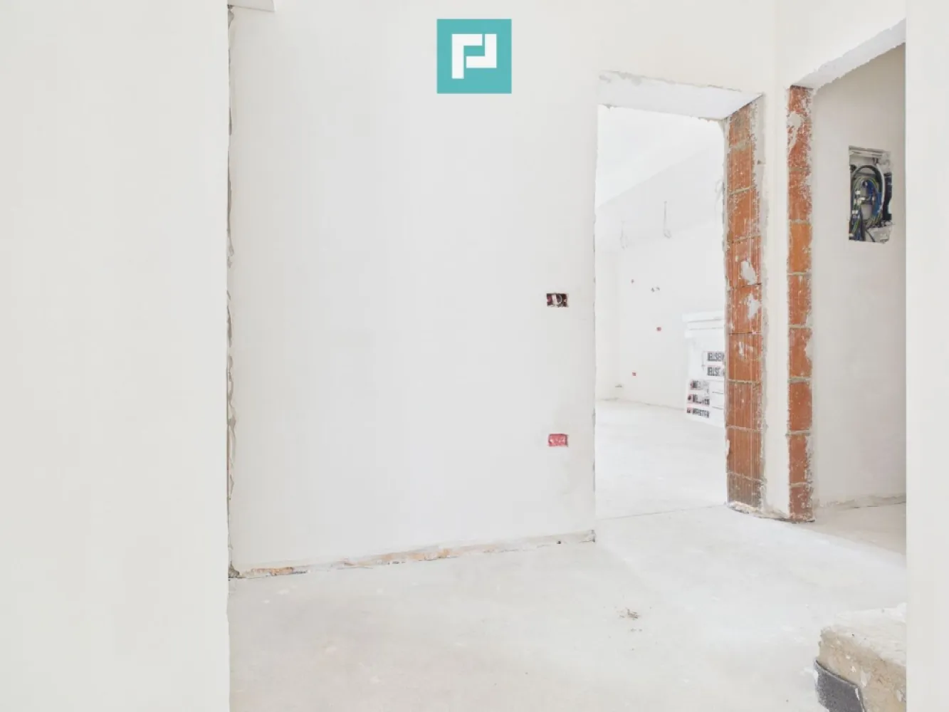 Duplex spațios 102 mp utili, teren 350mp in Covaci - Acasă nu e doar un loc. E sentimentul de liniște, lumină și apartenență.

 Imaginează-ți diminețile într-un dormitor scăldat de soarele răsăritului și serile relaxante pe terasa ta, după o zi plină. Acest duplex modern, cu o suprafață utilă de 102 mp și teren de 350 mp, este gândit pentru a deveni mai mult decât o locuință – un adevărat „acasă”.

 Parterul (58,7 mp utili) te întâmpină cu un living generos și luminos, perfect pentru momentele petrecute în familie sau cu prietenii, completat de o bucătărie open space. Ai la dispoziție și un birou ideal pentru lucrul de acasă, o cameră tehnică discretă și o baie cu cadă – locul perfect pentru relaxare. Iar terasa de 18 mp devine spațiul tău preferat în zilele însorite.

 Etajul este dedicat odihnei și intimității:

 Un dormitor cu balcon de 4 mp, orientat spre Est – perfect pentru începuturi de zi pline de energie
 Un al doilea dormitor cu balcon generos de 5 mp, orientat spre Vest, cu spațiu pentru dressing – ideal pentru seri liniștite și apusuri frumoase.

 Baie modernă cu cabină de duș

 Confortul este completat de geamuri tripan Trocal, care asigură eficiență energetică și liniște, dar și de un pod practic pentru depozitare, astfel încât fiecare lucru să-și găsească locul.

 Curtea de 350 mp îți oferă libertatea de a crea spațiul perfect pentru tine – fie că visezi la o grădină, un loc de joacă sau o zonă de relaxare.

 Disponibil pentru predare în luna iunie

 Dacă îți dorești o locuință care să-ți ofere echilibru, lumină și confort zi de zi, acest duplex te așteaptă să-i devii acasă.

 Programează o vizionare și hai să-l descoperi împreună cu mine !

 Consultant imobiliar : Laurentiu Caraman

 Telefon : 0721824896

 Email : laurentiu.caraman@propertylab.ro 

 CP2981857