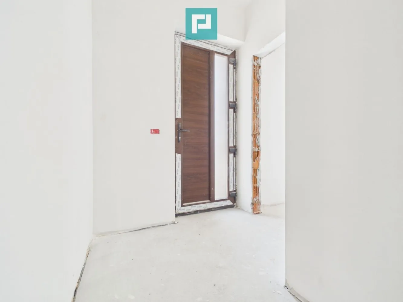 Duplex spațios 102 mp utili, teren 350mp in Covaci - Acasă nu e doar un loc. E sentimentul de liniște, lumină și apartenență.

 Imaginează-ți diminețile într-un dormitor scăldat de soarele răsăritului și serile relaxante pe terasa ta, după o zi plină. Acest duplex modern, cu o suprafață utilă de 102 mp și teren de 350 mp, este gândit pentru a deveni mai mult decât o locuință – un adevărat „acasă”.

 Parterul (58,7 mp utili) te întâmpină cu un living generos și luminos, perfect pentru momentele petrecute în familie sau cu prietenii, completat de o bucătărie open space. Ai la dispoziție și un birou ideal pentru lucrul de acasă, o cameră tehnică discretă și o baie cu cadă – locul perfect pentru relaxare. Iar terasa de 18 mp devine spațiul tău preferat în zilele însorite.

 Etajul este dedicat odihnei și intimității:

 Un dormitor cu balcon de 4 mp, orientat spre Est – perfect pentru începuturi de zi pline de energie
 Un al doilea dormitor cu balcon generos de 5 mp, orientat spre Vest, cu spațiu pentru dressing – ideal pentru seri liniștite și apusuri frumoase.

 Baie modernă cu cabină de duș

 Confortul este completat de geamuri tripan Trocal, care asigură eficiență energetică și liniște, dar și de un pod practic pentru depozitare, astfel încât fiecare lucru să-și găsească locul.

 Curtea de 350 mp îți oferă libertatea de a crea spațiul perfect pentru tine – fie că visezi la o grădină, un loc de joacă sau o zonă de relaxare.

 Disponibil pentru predare în luna iunie

 Dacă îți dorești o locuință care să-ți ofere echilibru, lumină și confort zi de zi, acest duplex te așteaptă să-i devii acasă.

 Programează o vizionare și hai să-l descoperi împreună cu mine !

 Consultant imobiliar : Laurentiu Caraman

 Telefon : 0721824896

 Email : laurentiu.caraman@propertylab.ro 

 CP2981857