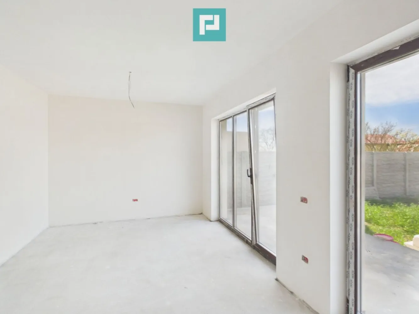 Duplex spațios 102 mp utili, teren 350mp in Covaci - Acasă nu e doar un loc. E sentimentul de liniște, lumină și apartenență.

 Imaginează-ți diminețile într-un dormitor scăldat de soarele răsăritului și serile relaxante pe terasa ta, după o zi plină. Acest duplex modern, cu o suprafață utilă de 102 mp și teren de 350 mp, este gândit pentru a deveni mai mult decât o locuință – un adevărat „acasă”.

 Parterul (58,7 mp utili) te întâmpină cu un living generos și luminos, perfect pentru momentele petrecute în familie sau cu prietenii, completat de o bucătărie open space. Ai la dispoziție și un birou ideal pentru lucrul de acasă, o cameră tehnică discretă și o baie cu cadă – locul perfect pentru relaxare. Iar terasa de 18 mp devine spațiul tău preferat în zilele însorite.

 Etajul este dedicat odihnei și intimității:

 Un dormitor cu balcon de 4 mp, orientat spre Est – perfect pentru începuturi de zi pline de energie
 Un al doilea dormitor cu balcon generos de 5 mp, orientat spre Vest, cu spațiu pentru dressing – ideal pentru seri liniștite și apusuri frumoase.

 Baie modernă cu cabină de duș

 Confortul este completat de geamuri tripan Trocal, care asigură eficiență energetică și liniște, dar și de un pod practic pentru depozitare, astfel încât fiecare lucru să-și găsească locul.

 Curtea de 350 mp îți oferă libertatea de a crea spațiul perfect pentru tine – fie că visezi la o grădină, un loc de joacă sau o zonă de relaxare.

 Disponibil pentru predare în luna iunie

 Dacă îți dorești o locuință care să-ți ofere echilibru, lumină și confort zi de zi, acest duplex te așteaptă să-i devii acasă.

 Programează o vizionare și hai să-l descoperi împreună cu mine !

 Consultant imobiliar : Laurentiu Caraman

 Telefon : 0721824896

 Email : laurentiu.caraman@propertylab.ro 

 CP2981857