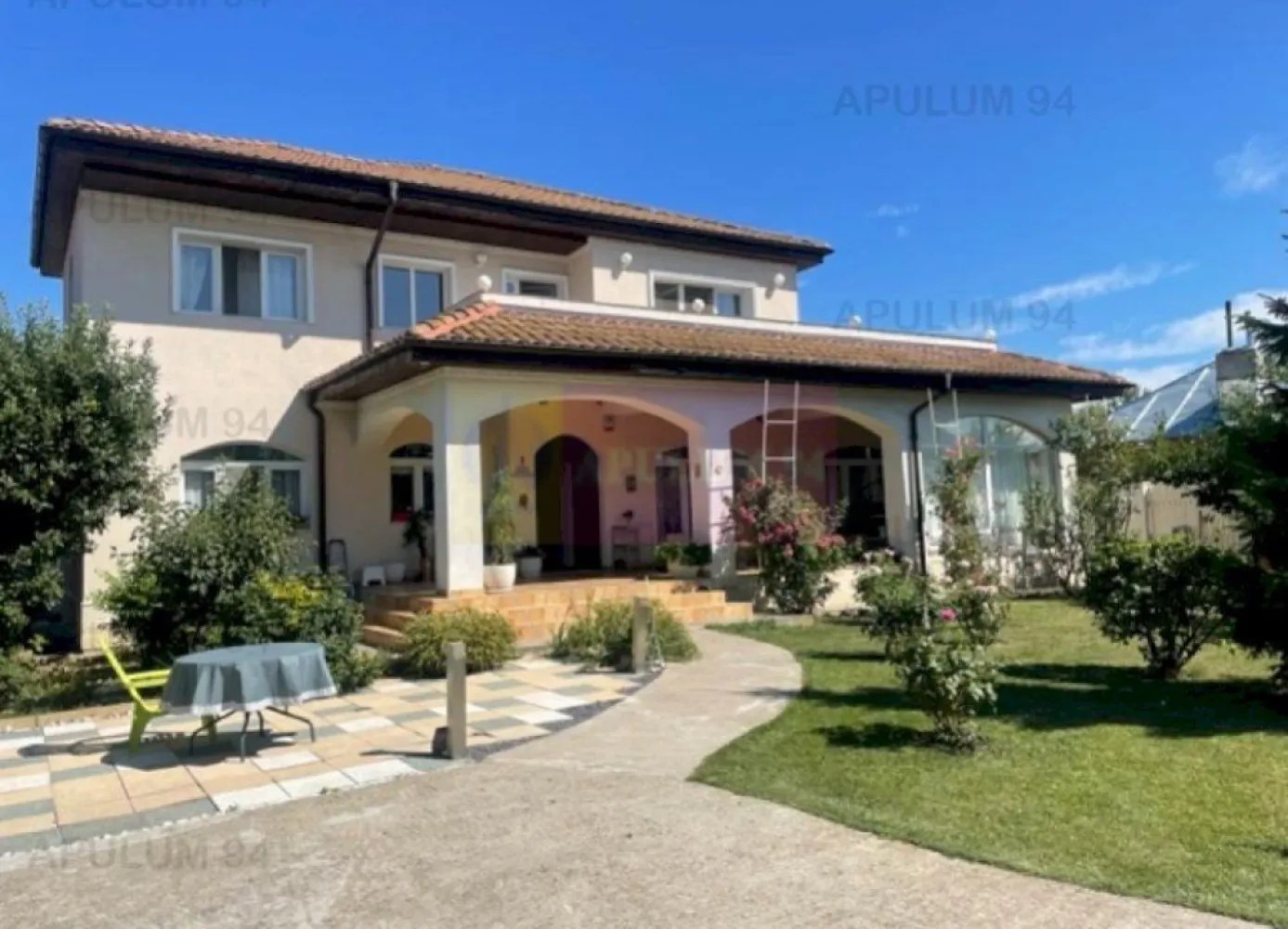 Vila Saftica- Corbeanca- DN1. - Compania Imobiliara Apulum 94 va propune o vila P+1+pod situata in Saftica, in apropiere de DN1 si de Corbeanca. 
Zona este nou dezvoltata, cu vile noi , plina de vedeata, este o oaza de liniste si oxigen. 
Pe un teren de 704 mp situat pe un drum de servitute care se inchide in acest teren, este construita aceasta vila cu o arhitectura foarte frumoasa, cu suprafate vitrate mari ceea ce o face foarte luminoasa. 
Este racordata la toate utilitatile: curent, gaze, apa, canalizare.
Constructia este pe stalpi de beton si umplutura din caramida, cu placi de beton peste fiecare nivel, inclusiv peste etaj, este izolata cu polistiren de 10 si este acoperita cu tigla Spania Escandella. 
Compartimentarea interioara este foarte bine gandita, fiind foarte utila , dupa cum urmeaza:
parter= Living+ dormitor+ baie+ camera tehnica+ bucatarie+hol+ terasa.de 48 mp.
etaj= dormitor matrimonial cu baie proprie si dressing+ dormitor+ baie+ balcon +terasa foarte mare- 47 mp.
Vila are si un pod care se poate inalta si mansarda. 
Finisajele interioare sunt de foarte buna calitate, respectiv termopane PVC Veka, parchet triplu stratificat, marmura in toate baile, piatra naturala in living si peretele scarii si holului de la etaj, usi interioare din lemn pe culoarea alba, 4 aparate de aer conditionat.
Se doreste a se vinde partial mobilata , cu bucataria mobilata .
Se accepta schimb cu o proprietate mai mica plus diferenta de pret. 
Curtea este foarte frumos amenajata, cu brazi, pomi fructiferi, flori, anexa pentru depozitare, gratar, iar pe spatele casei este amenajata o bucatarie functionala si acoperita pentru ocazii si petreceri.
Pentru vizionari si mai multe detalii nu ezitati sa ma contactati pe nr 0733683446- Laura Ionescu.