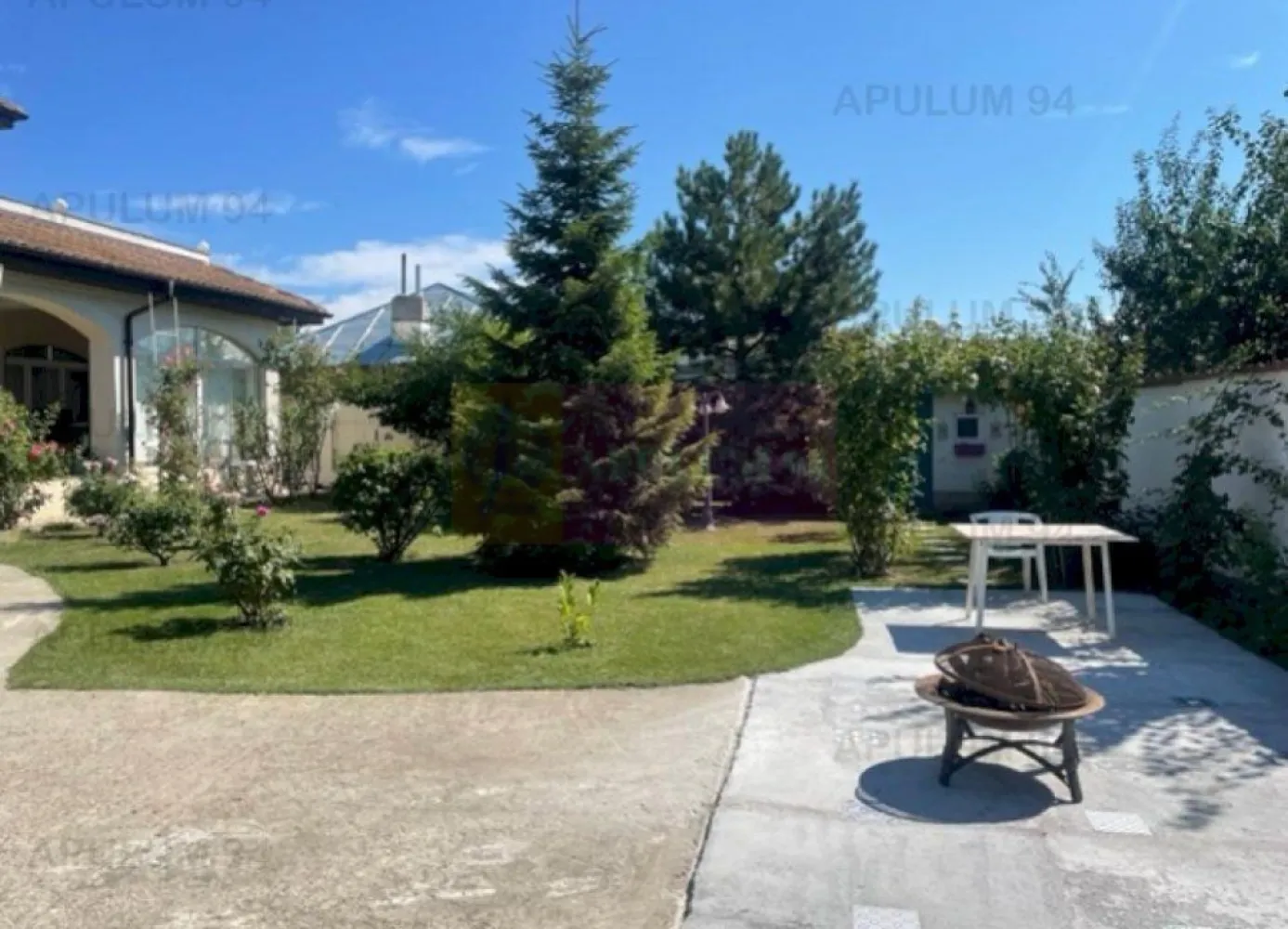Vila Saftica- Corbeanca- DN1. - Compania Imobiliara Apulum 94 va propune o vila P+1+pod situata in Saftica, in apropiere de DN1 si de Corbeanca. 
Zona este nou dezvoltata, cu vile noi , plina de vedeata, este o oaza de liniste si oxigen. 
Pe un teren de 704 mp situat pe un drum de servitute care se inchide in acest teren, este construita aceasta vila cu o arhitectura foarte frumoasa, cu suprafate vitrate mari ceea ce o face foarte luminoasa. 
Este racordata la toate utilitatile: curent, gaze, apa, canalizare.
Constructia este pe stalpi de beton si umplutura din caramida, cu placi de beton peste fiecare nivel, inclusiv peste etaj, este izolata cu polistiren de 10 si este acoperita cu tigla Spania Escandella. 
Compartimentarea interioara este foarte bine gandita, fiind foarte utila , dupa cum urmeaza:
parter= Living+ dormitor+ baie+ camera tehnica+ bucatarie+hol+ terasa.de 48 mp.
etaj= dormitor matrimonial cu baie proprie si dressing+ dormitor+ baie+ balcon +terasa foarte mare- 47 mp.
Vila are si un pod care se poate inalta si mansarda. 
Finisajele interioare sunt de foarte buna calitate, respectiv termopane PVC Veka, parchet triplu stratificat, marmura in toate baile, piatra naturala in living si peretele scarii si holului de la etaj, usi interioare din lemn pe culoarea alba, 4 aparate de aer conditionat.
Se doreste a se vinde partial mobilata , cu bucataria mobilata .
Se accepta schimb cu o proprietate mai mica plus diferenta de pret. 
Curtea este foarte frumos amenajata, cu brazi, pomi fructiferi, flori, anexa pentru depozitare, gratar, iar pe spatele casei este amenajata o bucatarie functionala si acoperita pentru ocazii si petreceri.
Pentru vizionari si mai multe detalii nu ezitati sa ma contactati pe nr 0733683446- Laura Ionescu.