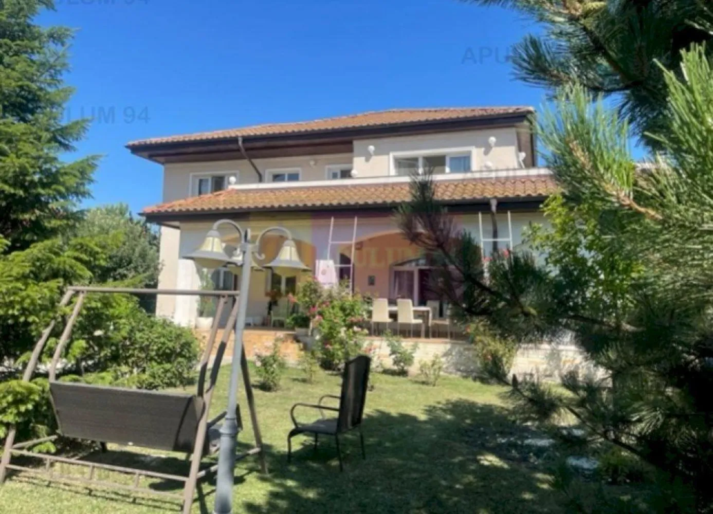 Vila Saftica- Corbeanca- DN1. - Compania Imobiliara Apulum 94 va propune o vila P+1+pod situata in Saftica, in apropiere de DN1 si de Corbeanca. 
Zona este nou dezvoltata, cu vile noi , plina de vedeata, este o oaza de liniste si oxigen. 
Pe un teren de 704 mp situat pe un drum de servitute care se inchide in acest teren, este construita aceasta vila cu o arhitectura foarte frumoasa, cu suprafate vitrate mari ceea ce o face foarte luminoasa. 
Este racordata la toate utilitatile: curent, gaze, apa, canalizare.
Constructia este pe stalpi de beton si umplutura din caramida, cu placi de beton peste fiecare nivel, inclusiv peste etaj, este izolata cu polistiren de 10 si este acoperita cu tigla Spania Escandella. 
Compartimentarea interioara este foarte bine gandita, fiind foarte utila , dupa cum urmeaza:
parter= Living+ dormitor+ baie+ camera tehnica+ bucatarie+hol+ terasa.de 48 mp.
etaj= dormitor matrimonial cu baie proprie si dressing+ dormitor+ baie+ balcon +terasa foarte mare- 47 mp.
Vila are si un pod care se poate inalta si mansarda. 
Finisajele interioare sunt de foarte buna calitate, respectiv termopane PVC Veka, parchet triplu stratificat, marmura in toate baile, piatra naturala in living si peretele scarii si holului de la etaj, usi interioare din lemn pe culoarea alba, 4 aparate de aer conditionat.
Se doreste a se vinde partial mobilata , cu bucataria mobilata .
Se accepta schimb cu o proprietate mai mica plus diferenta de pret. 
Curtea este foarte frumos amenajata, cu brazi, pomi fructiferi, flori, anexa pentru depozitare, gratar, iar pe spatele casei este amenajata o bucatarie functionala si acoperita pentru ocazii si petreceri.
Pentru vizionari si mai multe detalii nu ezitati sa ma contactati pe nr 0733683446- Laura Ionescu.