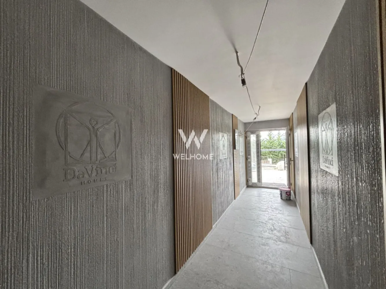 OFERTĂ! Apartament 3 camere cu grădină 50 mp - zona Vest, Sibiu - Ofertă LIMITATĂ luna Aprilie - 2 locuri de parcare incluse in pret
 Apartament 3 camere LA VILĂ cu gradină - Cristian
Situat într-un proiect rezidențial nou din zona de vest a Sibiului, ideal pentru familii sau pentru cei care își doresc mai mult spațiu și confort, într-un cadru liniștit, aproape de natură.
 Suprafață utilă: 61.4 mp + gradină 50 mp

 Compartimentat astfel:
Living luminos cu bucătărie open-space 24 mp
Dormitor matrimonial spațios 13,6 mp
Dormitor secundar 12 mp
Două băi, dintre care una cu geam de aerisire
Hol generos
 Orientarea sudică asigură lumină naturală pe tot parcursul zilei, iar priveliștea deschisă către munți oferă un ambient relaxant și plin de liniște.
 Vila intimă cu regim de inălțime P+2+M, cu doar 2 apartamente pe etaj.
 Sistemul de încălzire prin pompă de căldură contribuie la un consum redus de energie și costuri mici de întreținere, fiind o soluție modernă și sustenabilă.
 Apartamentul se predă la stadiul de alb, oferind totodată posibilitatea de a fi achiziționat complet finisat, la cheie, la prețul de 109.900 + TVA.
2 locuri de parcare incluse in pret, ofertă limitată!

Pret: 99.900 Euro + TVA
Telefon: 0747.639.802