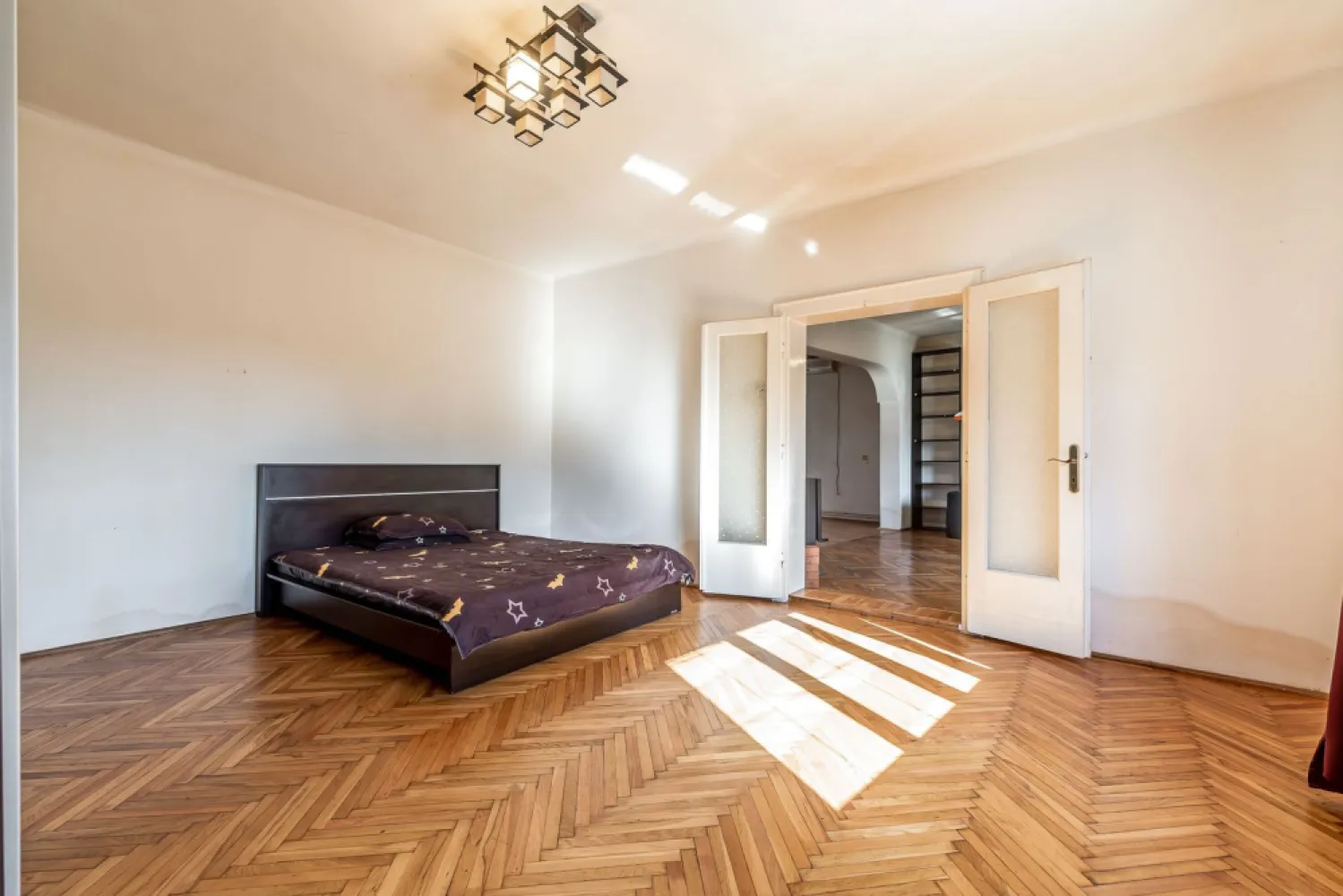 Casa ideală pentru familie: școală la 3 min. Zonă foarte liniștită. - O proprietate potrivită pentru o familie care își dorește liniște, spațiu și acces rapid la școală și grădiniță.

Casa este situată în zona veche din Vladimirescu, o zonă apreciată pentru străzile liniștite, fără trafic intens, diferită de cartierele noi aflate în dezvoltare.
Un mare avantaj pentru familiile cu copii: grădinița și școala sunt la aproximativ 3 minute de mers pe jos, astfel încât cei mici pot ajunge ușor și în siguranță.

Locuința principală este construită din cărămidă și are o compartimentare practică:

2 dormitoare
living foarte spațios
bucătărie
baie generoasă cu cadă mare

Un plus important al proprietății este anexa/apartamentul lipit de casa principală, cu baie proprie, ideal pentru:
bunici care locuiesc aproape de familie
un adolescent care își dorește mai multă independență
sau chiar un spațiu pentru oaspeți.

Curtea oferă spațiu verde și loc suficient pentru serile liniștite petrecute în familie, iar în fața casei există locuri de parcare.
Proprietatea mai dispune de 2 garaje spațioase, utile atât pentru mașini, cât și pentru depozitare.

Dacă îți dorești o casă într-o zonă liniștită, cu acces rapid la școală și spațiu pentru întreaga familie, această proprietate merită văzută.

Pentru detalii și programarea unei vizionări:
Andrei Caracioni – Acasă Arad
📞 0757 662 907

Cod proprietate: CP2942178