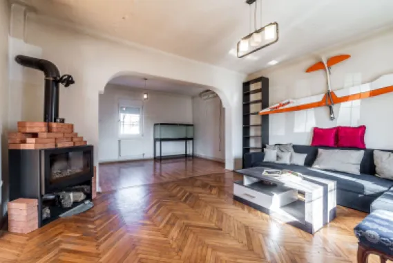 Casa ideală pentru familie: școală la 3 min. Zonă foarte liniștită.
