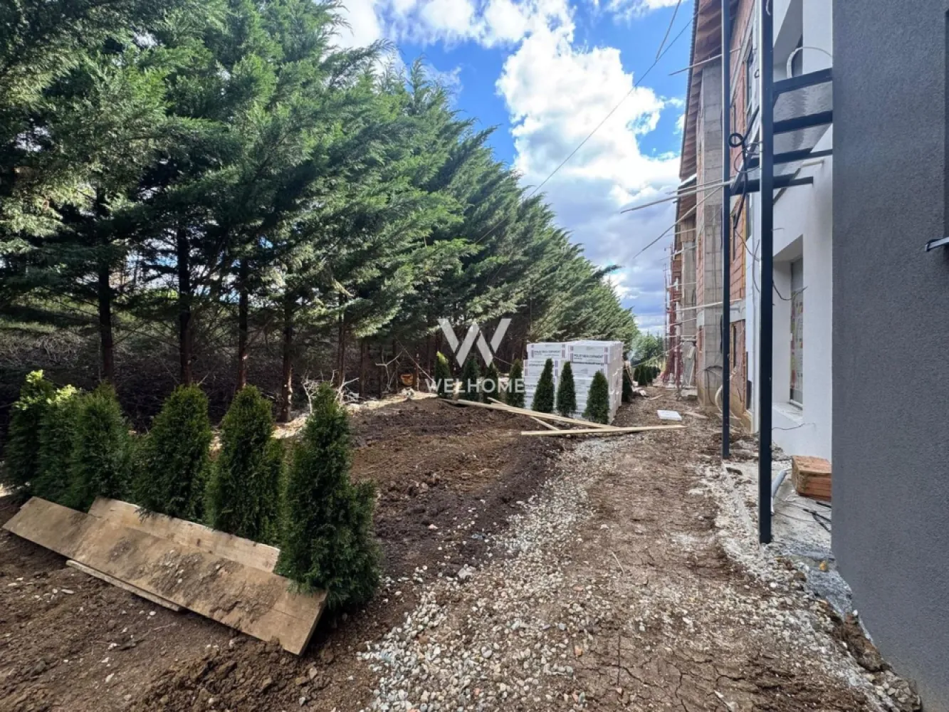 Apartament 2 camere cu gradina – Sibiu, Cristian - Apartament la parter cu gradina, COMISION ZERO, situat intr-un ansamblu nou care beneficiaza de mult spatiu verde Suprafață utilă: 49 m²+ Grădină proprie de 50 m² – spațiul perfect pentru relaxare, joacă sau grătar în aer liber Compartimentare: Living generos cu bucătărie open-space – 30 m² Dormitor matrimonial – 13 m² Bai complet utilata cu geam foarte generos Hol cu spații de depozitare bine integrate Încălzire prin pompă de căldură – soluție modernă și eficientă pentru costuri reduse la întreținere Preturi: 90.000 euro +Tva - Semifinisat 100.000 euro + Tva - La cheie Predare: mai 2026 Contactează-ne astăzi pentru a programa o vizionare sau pentru a afla mai multe detalii despre acest apartament ideal pentru locuit sau investiție! Detalii si vizionari: 0752.088.381- Roxana