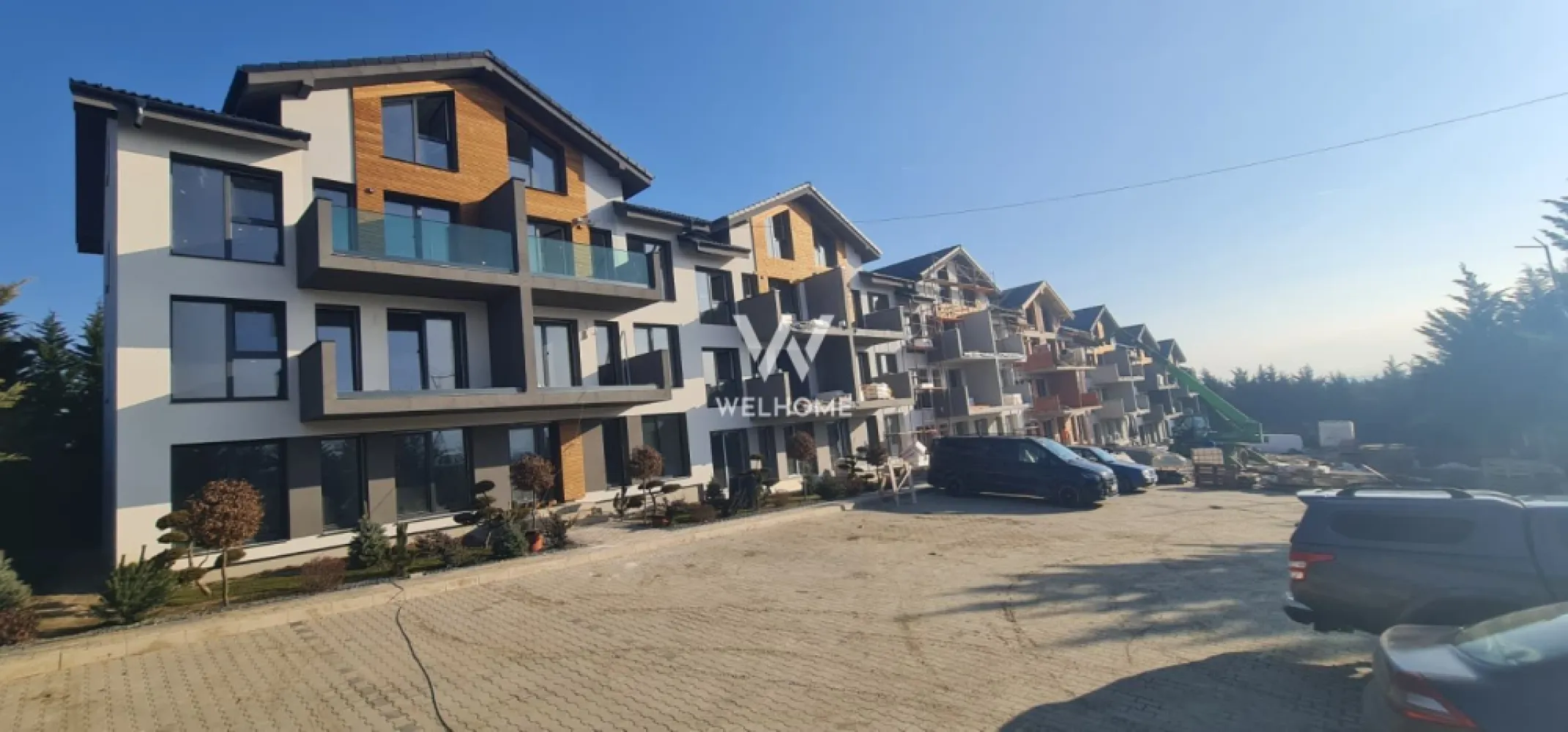 Apartament 2 camere cu gradina – Sibiu, Cristian - Apartament la parter cu gradina, COMISION ZERO, situat intr-un ansamblu nou care beneficiaza de mult spatiu verde Suprafață utilă: 49 m²+ Grădină proprie de 50 m² – spațiul perfect pentru relaxare, joacă sau grătar în aer liber Compartimentare: Living generos cu bucătărie open-space – 30 m² Dormitor matrimonial – 13 m² Bai complet utilata cu geam foarte generos Hol cu spații de depozitare bine integrate Încălzire prin pompă de căldură – soluție modernă și eficientă pentru costuri reduse la întreținere Preturi: 90.000 euro +Tva - Semifinisat 100.000 euro + Tva - La cheie Predare: mai 2026 Contactează-ne astăzi pentru a programa o vizionare sau pentru a afla mai multe detalii despre acest apartament ideal pentru locuit sau investiție! Detalii si vizionari: 0752.088.381- Roxana