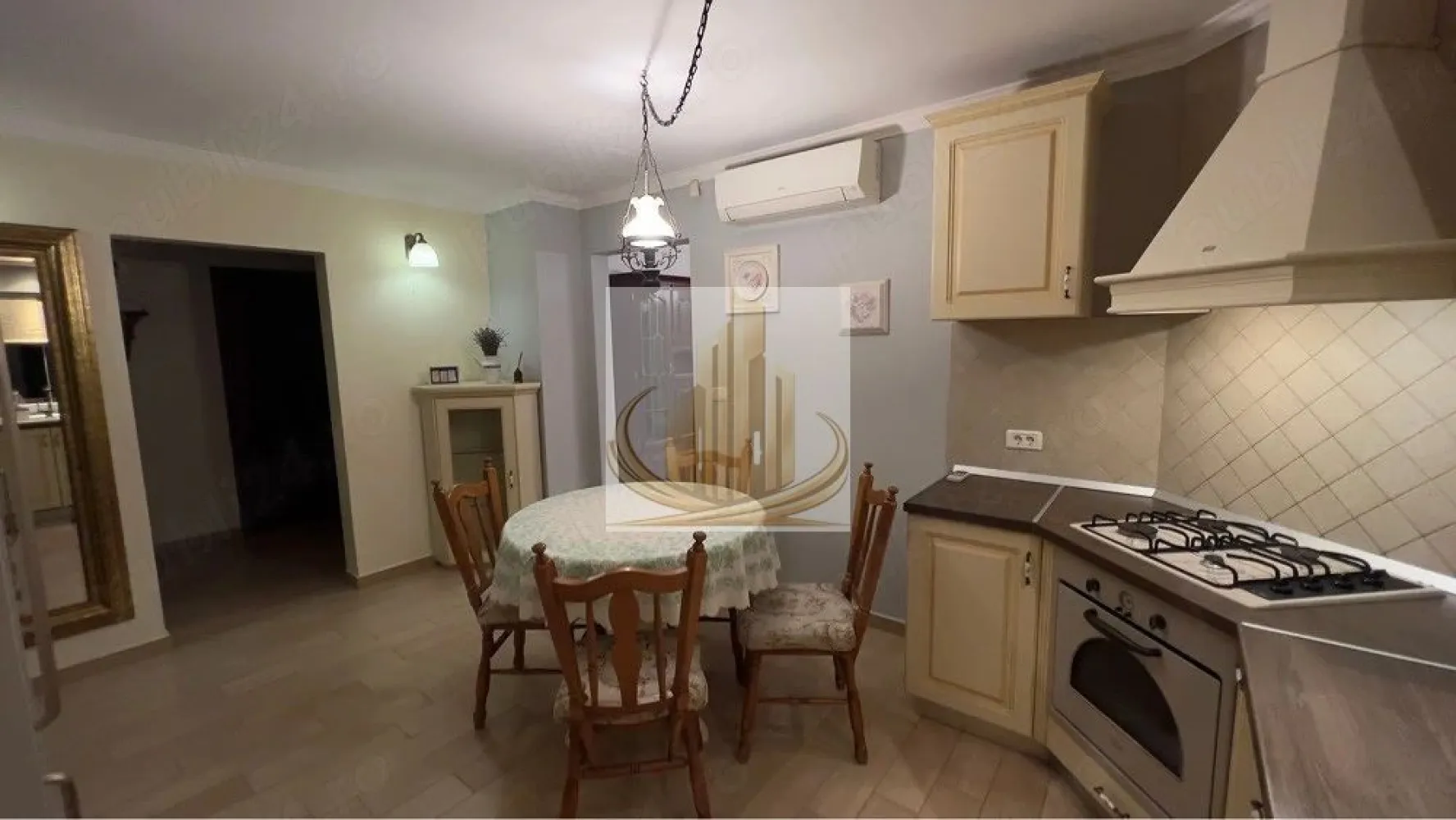 Apartament 3 camere modern, 90 mp, gata de mutare, balcon și 2 băi - Grand Mobilis Imobiliare va propune spre închiriere: Apartament 3 camere complet mobilat
Iti doresti un apartament gata de mutare, spațios și confortabil, Intr o zona liniștita? Grandmobilis Imobiliare va oferi spre închiriere un apartament de 90 mă, ideal pentru familie.

Compartimentare si dotare:
Dormitor copil cu pat simplu, birou pentru studiu si biblioteca
Dormitor matrimonial 
Living generos cu canapea, zona TV si acces pe balcon/terasa amenajata cu masa si 2 scaune 
Bucătarie complet utilata: plita,cuptor,mașina de spălat vase SI combina frigorifica 
Zona de dining cu masa si 4 scaune 
2 bai moderne 
Rotari suplimentare: Aer condiționat, centrala proprie SI mașina de spălat rufe 
Internet si TV
Sistem de alarma 
Avantaje:
Zona liniștita 
Parcarea se poate face ușor in apropierea blocului 
Garanție( echivalenta a doua luni de chirie)
Nu se accepta animale de companie 
Contactați Grand Mobilis Imobiliare pentru vizionare si mutati-vă imediat in noul vostru camine! 
ID intern CP3023967