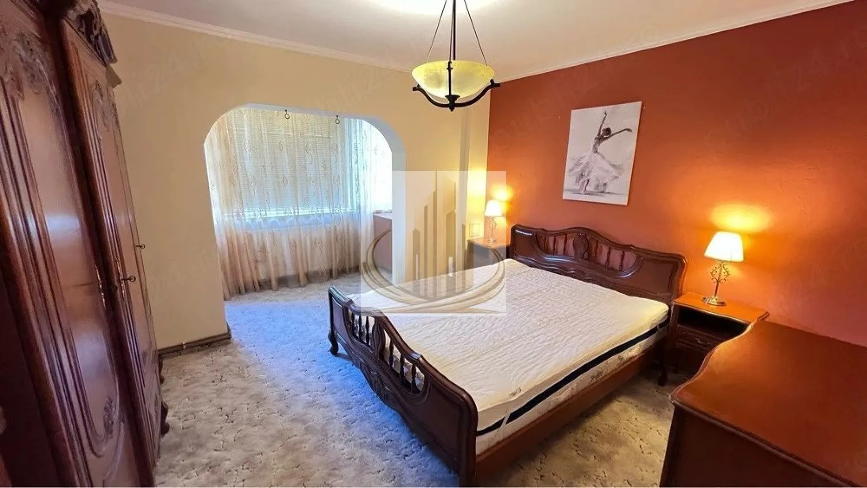Apartament 3 camere modern, 90 mp, gata de mutare, balcon și 2 băi - Grand Mobilis Imobiliare va propune spre închiriere: Apartament 3 camere complet mobilat
Iti doresti un apartament gata de mutare, spațios și confortabil, Intr o zona liniștita? Grandmobilis Imobiliare va oferi spre închiriere un apartament de 90 mă, ideal pentru familie.

Compartimentare si dotare:
Dormitor copil cu pat simplu, birou pentru studiu si biblioteca
Dormitor matrimonial 
Living generos cu canapea, zona TV si acces pe balcon/terasa amenajata cu masa si 2 scaune 
Bucătarie complet utilata: plita,cuptor,mașina de spălat vase SI combina frigorifica 
Zona de dining cu masa si 4 scaune 
2 bai moderne 
Rotari suplimentare: Aer condiționat, centrala proprie SI mașina de spălat rufe 
Internet si TV
Sistem de alarma 
Avantaje:
Zona liniștita 
Parcarea se poate face ușor in apropierea blocului 
Garanție( echivalenta a doua luni de chirie)
Nu se accepta animale de companie 
Contactați Grand Mobilis Imobiliare pentru vizionare si mutati-vă imediat in noul vostru camine! 
ID intern CP3023967