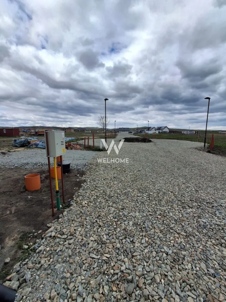 Teren de vanzare, Sura Mica, Sibiu ( autorizatie de construire) - Se oferă spre vânzare parcelă de teren în suprafață de 712 mp, situată într-un ansamblu rezidențial din Șura Mică, ideală pentru construcția unei locuințe moderne. Terenul beneficiază de autorizație de construire și proiect complet pentru duplex, ceea ce permite începerea rapidă a lucrărilor, fără întârzieri și costuri suplimentare pentru documentație.

Proprietatea dispune de toate utilitățile: gaz, apă, curent și canalizare, fiind pregătită pentru dezvoltare imediată, într-o zonă rezidențială liniștită și în continuă expansiune.

Oportunitățile zonei:
Șura Mică este una dintre cele mai dinamice localități din apropierea Sibiului, preferată de tot mai multe familii datorită mediului aerisit, accesului rapid către oraș și dezvoltării constante a infrastructurii. Zona oferă liniștea unei comunități rezidențiale, dar și proximitatea facilităților urbane, fiind potrivită atât pentru locuință proprie, cât și pentru investiție.

Zone limitrofe și acces:

acces rapid către Sibiu (10–15 minute)
apropiere de zona industrială Vest și Aeroport
conexiune facilă către Cristian, Ocna Sibiului și autostrada A1
acces către centre comerciale, școli, grădinițe și servicii
ansamblu rezidențial nou, cu locuințe moderne

Avantajele construirii în regie proprie:

control total asupra calității materialelor și finisajelor
posibilitatea personalizării compartimentării și designului
costuri mai mici față de achiziția unei case de la dezvoltator
flexibilitate în alegerea etapelor de construcție și a bugetului
proiect autorizat, gata de implementare
oportunitate de valorificare ulterioară prin vânzare sau închiriere

Această parcelă reprezintă o oportunitate excelentă pentru cei care doresc să construiască un duplex într-o zonă rezidențială modernă, cu toate utilitățile disponibile și acces rapid către Sibiu.

Pret: 81.845 euro( 95euro/mp), cu TVA inclus

Detalii si vizionare: 0740066818, Cristina
