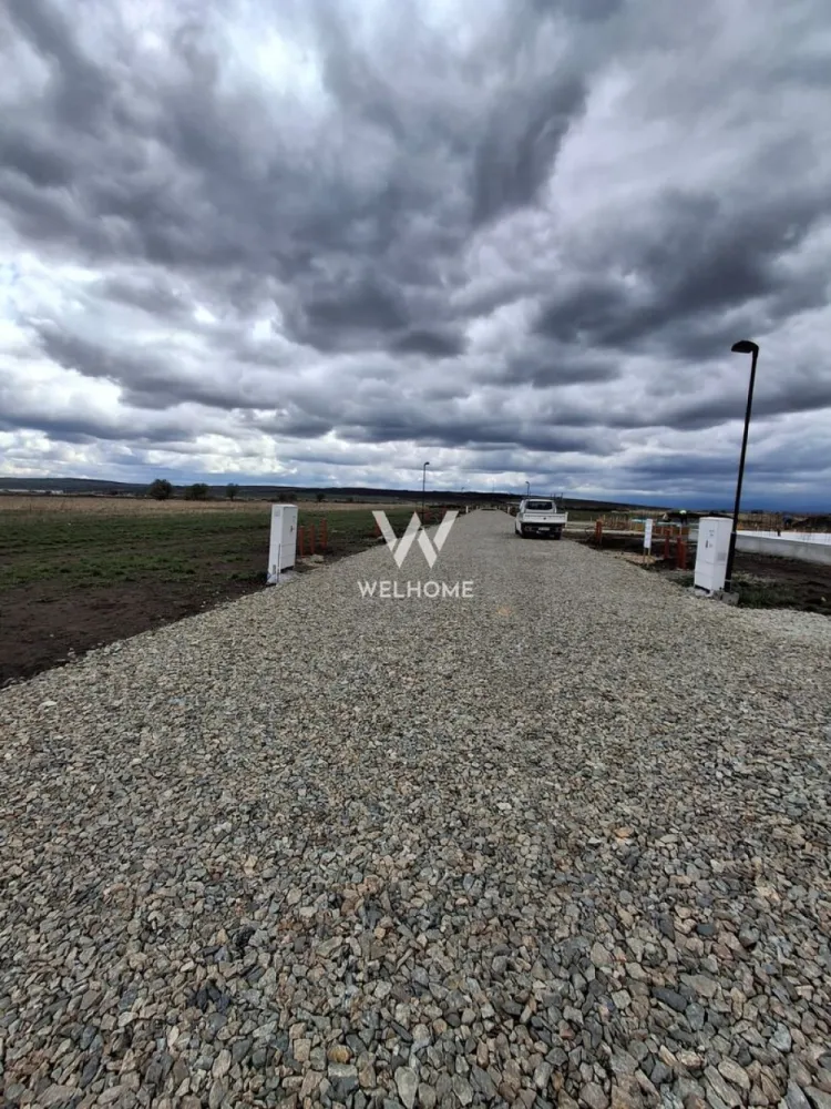 Teren de vanzare, Sura Mica, Sibiu ( autorizatie de construire) - Se oferă spre vânzare parcelă de teren în suprafață de 712 mp, situată într-un ansamblu rezidențial din Șura Mică, ideală pentru construcția unei locuințe moderne. Terenul beneficiază de autorizație de construire și proiect complet pentru duplex, ceea ce permite începerea rapidă a lucrărilor, fără întârzieri și costuri suplimentare pentru documentație.

Proprietatea dispune de toate utilitățile: gaz, apă, curent și canalizare, fiind pregătită pentru dezvoltare imediată, într-o zonă rezidențială liniștită și în continuă expansiune.

Oportunitățile zonei:
Șura Mică este una dintre cele mai dinamice localități din apropierea Sibiului, preferată de tot mai multe familii datorită mediului aerisit, accesului rapid către oraș și dezvoltării constante a infrastructurii. Zona oferă liniștea unei comunități rezidențiale, dar și proximitatea facilităților urbane, fiind potrivită atât pentru locuință proprie, cât și pentru investiție.

Zone limitrofe și acces:

acces rapid către Sibiu (10–15 minute)
apropiere de zona industrială Vest și Aeroport
conexiune facilă către Cristian, Ocna Sibiului și autostrada A1
acces către centre comerciale, școli, grădinițe și servicii
ansamblu rezidențial nou, cu locuințe moderne

Avantajele construirii în regie proprie:

control total asupra calității materialelor și finisajelor
posibilitatea personalizării compartimentării și designului
costuri mai mici față de achiziția unei case de la dezvoltator
flexibilitate în alegerea etapelor de construcție și a bugetului
proiect autorizat, gata de implementare
oportunitate de valorificare ulterioară prin vânzare sau închiriere

Această parcelă reprezintă o oportunitate excelentă pentru cei care doresc să construiască un duplex într-o zonă rezidențială modernă, cu toate utilitățile disponibile și acces rapid către Sibiu.

Pret: 81.845 euro( 95euro/mp), cu TVA inclus

Detalii si vizionare: 0740066818, Cristina