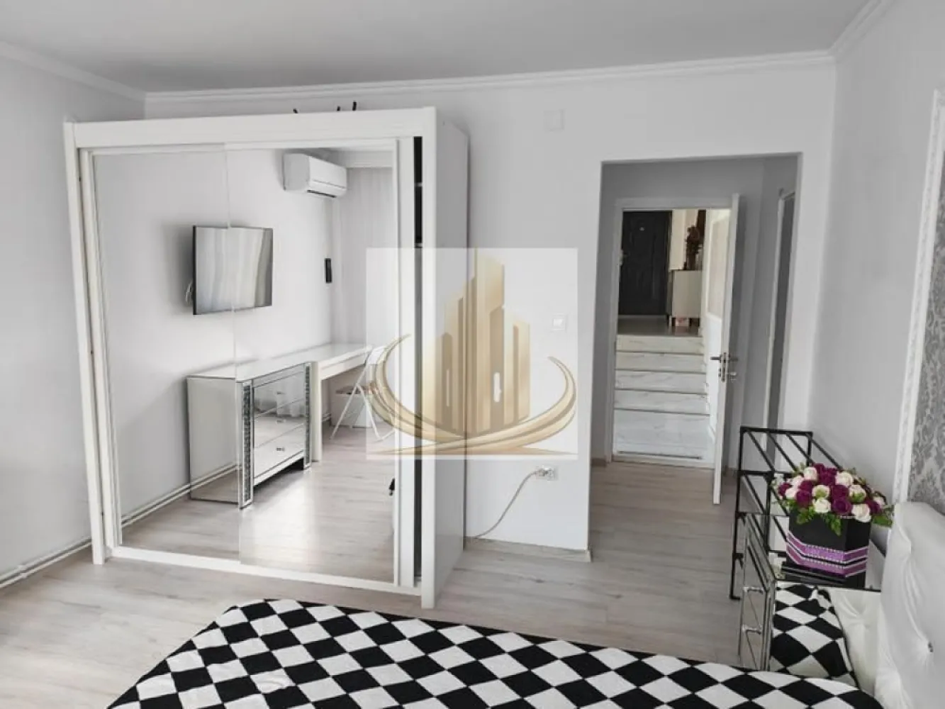 Apartament 1 Cameră DE ÎNCHIRIAT – Giroc, Str. Mureș - Apartament cu 1 cameră, modern și confortabil – Giroc, Str. Mureș
Grand Mobilis Imobiliare vă propune spre închiriere un apartament cochet cu 1 cameră, situat la etajul 1 al unei vile, cu intrare separată și acces din curte, în zona liniștită a Girocului – Str. Mureș.

Caracteristici:
Suprafață: ~35 mp

Compartimentare: hol, baie cu cabină de duș, dormitor, bucătărie complet utilată

Bucătărie echipată: mașină de spălat rufe, mașină de uscat rufe, cuptor cu microunde, frigider și airfryer

Dotări suplimentare: aer condiționat, internet de mare viteză, televiziune DIGI

Încălzire: centrală termică pe gaz

Avantaje:
Intrare separată pentru intimitate maximă

Ideal pentru o persoană sau un cuplu

Zonă liniștită, aproape de facilități și transport

Costuri:
Chirie: 300 €/lună

Cheltuieli întreținere: 50 €/lună (curent, apă, încălzire, TV și internet)

📞 Contact Grand Mobilis Imobiliare pentru vizionare și detalii: