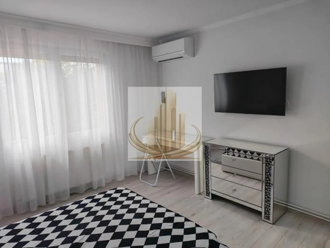 Apartament 1 Cameră DE ÎNCHIRIAT – Giroc, Str. Mureș - Apartament cu 1 cameră, modern și confortabil – Giroc, Str. Mureș
Grand Mobilis Imobiliare vă propune spre închiriere un apartament cochet cu 1 cameră, situat la etajul 1 al unei vile, cu intrare separată și acces din curte, în zona liniștită a Girocului – Str. Mureș.

Caracteristici:
Suprafață: ~35 mp

Compartimentare: hol, baie cu cabină de duș, dormitor, bucătărie complet utilată

Bucătărie echipată: mașină de spălat rufe, mașină de uscat rufe, cuptor cu microunde, frigider și airfryer

Dotări suplimentare: aer condiționat, internet de mare viteză, televiziune DIGI

Încălzire: centrală termică pe gaz

Avantaje:
Intrare separată pentru intimitate maximă

Ideal pentru o persoană sau un cuplu

Zonă liniștită, aproape de facilități și transport

Costuri:
Chirie: 300 €/lună

Cheltuieli întreținere: 50 €/lună (curent, apă, încălzire, TV și internet)

📞 Contact Grand Mobilis Imobiliare pentru vizionare și detalii: