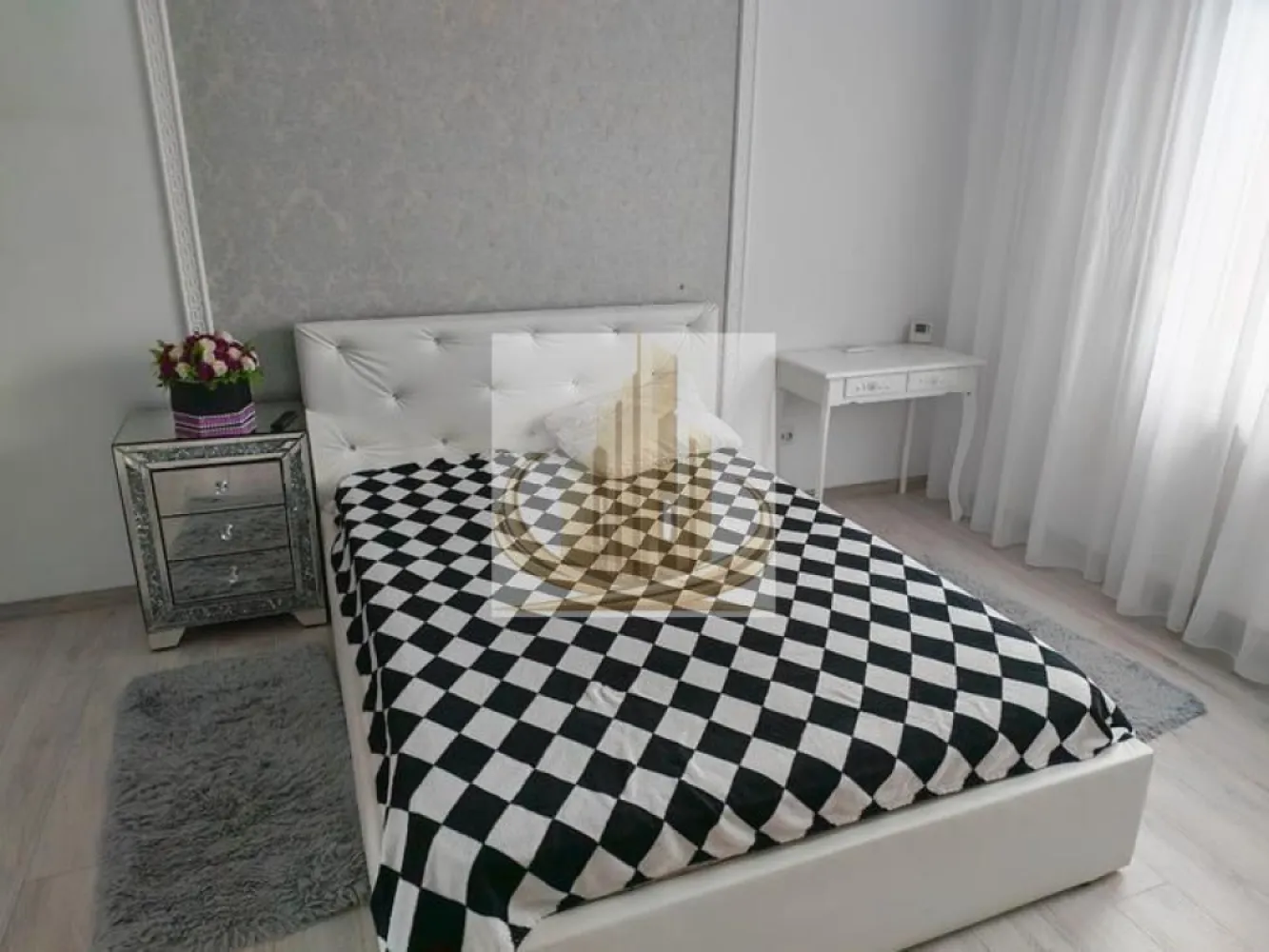 Apartament 1 Cameră DE ÎNCHIRIAT – Giroc, Str. Mureș - Apartament cu 1 cameră, modern și confortabil – Giroc, Str. Mureș
Grand Mobilis Imobiliare vă propune spre închiriere un apartament cochet cu 1 cameră, situat la etajul 1 al unei vile, cu intrare separată și acces din curte, în zona liniștită a Girocului – Str. Mureș.

Caracteristici:
Suprafață: ~35 mp

Compartimentare: hol, baie cu cabină de duș, dormitor, bucătărie complet utilată

Bucătărie echipată: mașină de spălat rufe, mașină de uscat rufe, cuptor cu microunde, frigider și airfryer

Dotări suplimentare: aer condiționat, internet de mare viteză, televiziune DIGI

Încălzire: centrală termică pe gaz

Avantaje:
Intrare separată pentru intimitate maximă

Ideal pentru o persoană sau un cuplu

Zonă liniștită, aproape de facilități și transport

Costuri:
Chirie: 300 €/lună

Cheltuieli întreținere: 50 €/lună (curent, apă, încălzire, TV și internet)

📞 Contact Grand Mobilis Imobiliare pentru vizionare și detalii: