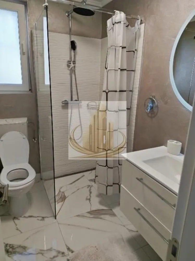 Apartament 1 Cameră DE ÎNCHIRIAT – Giroc, Str. Mureș - Apartament cu 1 cameră, modern și confortabil – Giroc, Str. Mureș
Grand Mobilis Imobiliare vă propune spre închiriere un apartament cochet cu 1 cameră, situat la etajul 1 al unei vile, cu intrare separată și acces din curte, în zona liniștită a Girocului – Str. Mureș.

Caracteristici:
Suprafață: ~35 mp

Compartimentare: hol, baie cu cabină de duș, dormitor, bucătărie complet utilată

Bucătărie echipată: mașină de spălat rufe, mașină de uscat rufe, cuptor cu microunde, frigider și airfryer

Dotări suplimentare: aer condiționat, internet de mare viteză, televiziune DIGI

Încălzire: centrală termică pe gaz

Avantaje:
Intrare separată pentru intimitate maximă

Ideal pentru o persoană sau un cuplu

Zonă liniștită, aproape de facilități și transport

Costuri:
Chirie: 300 €/lună

Cheltuieli întreținere: 50 €/lună (curent, apă, încălzire, TV și internet)

📞 Contact Grand Mobilis Imobiliare pentru vizionare și detalii: