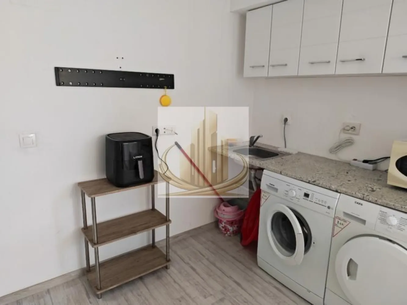 Apartament 1 Cameră DE ÎNCHIRIAT – Giroc, Str. Mureș - Apartament cu 1 cameră, modern și confortabil – Giroc, Str. Mureș
Grand Mobilis Imobiliare vă propune spre închiriere un apartament cochet cu 1 cameră, situat la etajul 1 al unei vile, cu intrare separată și acces din curte, în zona liniștită a Girocului – Str. Mureș.

Caracteristici:
Suprafață: ~35 mp

Compartimentare: hol, baie cu cabină de duș, dormitor, bucătărie complet utilată

Bucătărie echipată: mașină de spălat rufe, mașină de uscat rufe, cuptor cu microunde, frigider și airfryer

Dotări suplimentare: aer condiționat, internet de mare viteză, televiziune DIGI

Încălzire: centrală termică pe gaz

Avantaje:
Intrare separată pentru intimitate maximă

Ideal pentru o persoană sau un cuplu

Zonă liniștită, aproape de facilități și transport

Costuri:
Chirie: 300 €/lună

Cheltuieli întreținere: 50 €/lună (curent, apă, încălzire, TV și internet)

📞 Contact Grand Mobilis Imobiliare pentru vizionare și detalii: