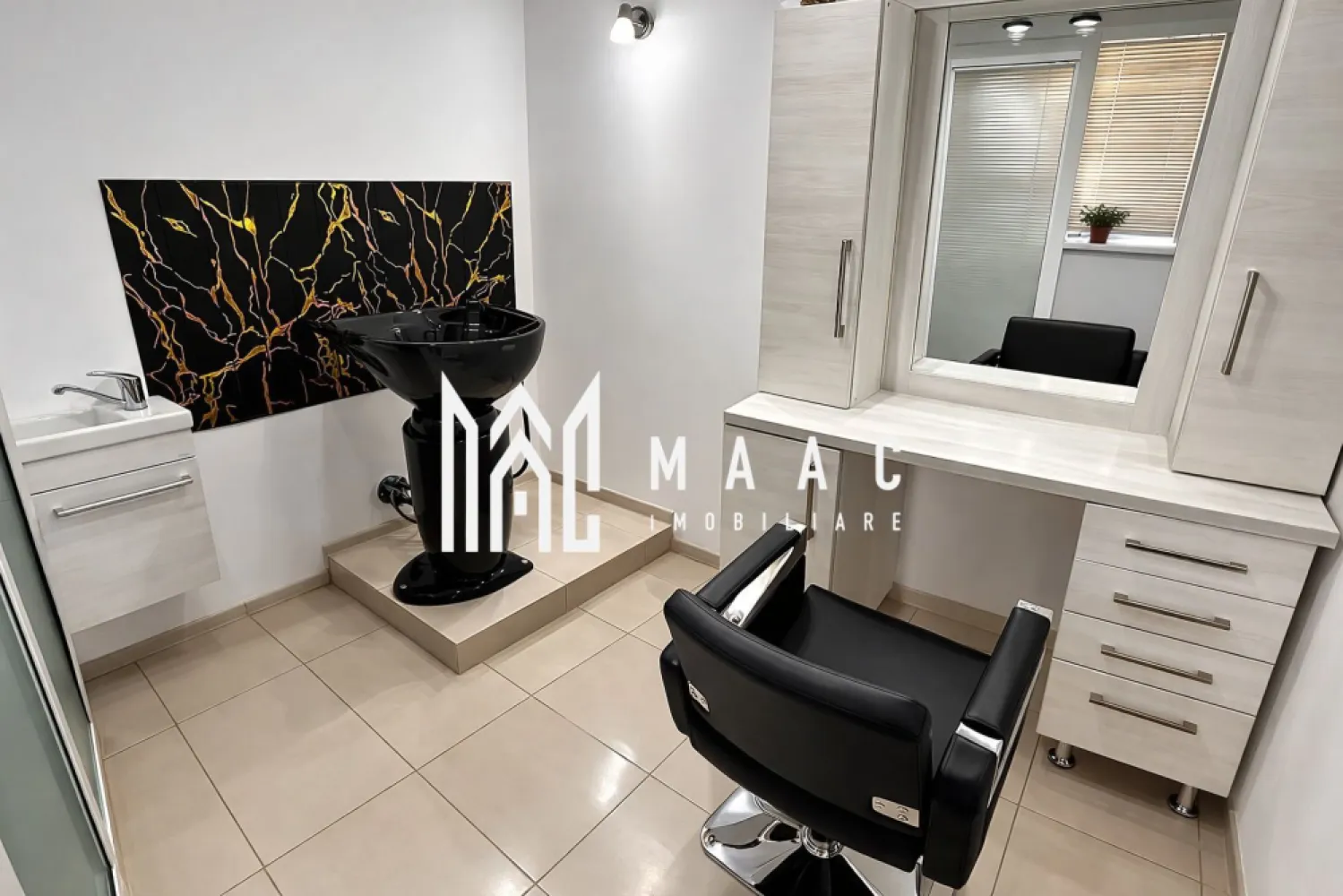 Spațiu comercial | Salon / Frizerie | Parter | Arhitecților - Maac Imobiliare prezintă un spațiu comercial ideal pentru desfășurarea activităților de tip salon de înfrumusețare, frizerie sau alte servicii din domeniul beauty, situat la parterul unui imobil amplasat pe o stradă intens circulată din Cartierul Arhitecților.

Spațiul are o suprafață utilă de 32 mp și este compartimentat eficient pentru activități din domeniul serviciilor, fiind pregătit pentru a continua o afacere în acest domeniu.

Compartimentare:

zonă de așteptare pentru clienți

baie

zonă principală de salon

zonă separată pentru pensat, manichiură sau alte activități similare

Datorită poziționării la parter și a amplasării pe o stradă cu trafic intens, spațiul beneficiază de vizibilitate bună și acces facil pentru clienți, fiind potrivit pentru continuarea activității existente sau pentru dezvoltarea unei noi afaceri în domeniul serviciilor.

Pentru mai multe detalii vă rugăm să precizați telefonic că ați văzut anunțul cu CP3024120