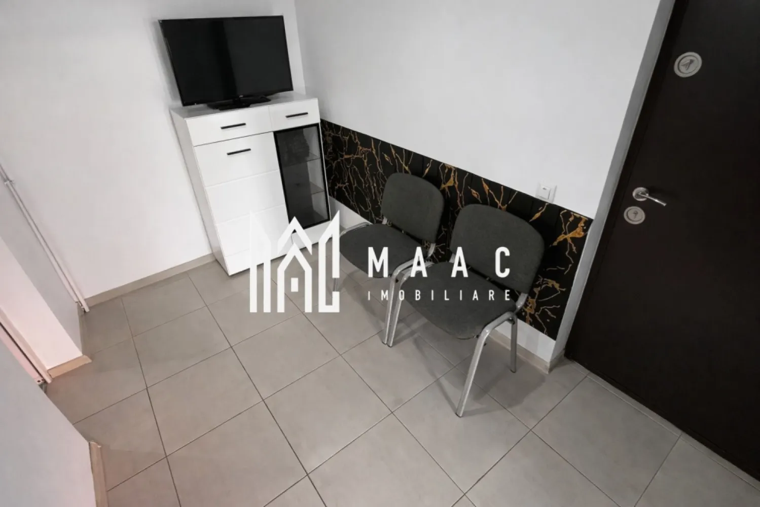 Spațiu comercial | Salon / Frizerie | Parter | Arhitecților - Maac Imobiliare prezintă un spațiu comercial ideal pentru desfășurarea activităților de tip salon de înfrumusețare, frizerie sau alte servicii din domeniul beauty, situat la parterul unui imobil amplasat pe o stradă intens circulată din Cartierul Arhitecților.

Spațiul are o suprafață utilă de 32 mp și este compartimentat eficient pentru activități din domeniul serviciilor, fiind pregătit pentru a continua o afacere în acest domeniu.

Compartimentare:

zonă de așteptare pentru clienți

baie

zonă principală de salon

zonă separată pentru pensat, manichiură sau alte activități similare

Datorită poziționării la parter și a amplasării pe o stradă cu trafic intens, spațiul beneficiază de vizibilitate bună și acces facil pentru clienți, fiind potrivit pentru continuarea activității existente sau pentru dezvoltarea unei noi afaceri în domeniul serviciilor.

Pentru mai multe detalii vă rugăm să precizați telefonic că ați văzut anunțul cu CP3024120