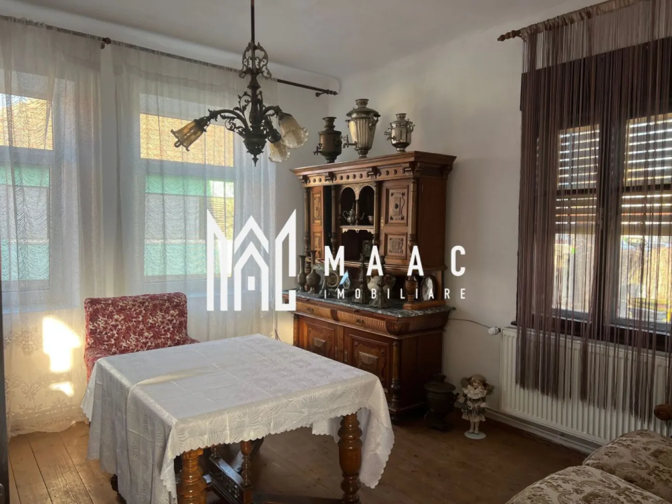 Casă individuală | 4 camere | 450 mp teren | Zonă centrală | Ocna Sibiului - MAAC Imobiliare vă propune spre vânzare o casă individuală, situată singură în curte, în centrul orașului Ocna Sibiului, o zonă liniștită și apreciată pentru proximitatea față de facilități și stațiunea balneară.

 Detalii proprietate
Suprafață teren: 450 mp
Casă singur în curte
Zonă centrală
Curte și spațiu verde generos

 Compartimentare
4 camere
Bucătărie
Baie
Pivniță

 Exterior
Filigorie — ideală pentru relaxare
Curte spațioasă, potrivită pentru amenajarea unei grădini sau zone de recreere

 Avantaje
Poziționare centrală
Proprietate individuală, fără vecini în curte
Teren generos
Ideală pentru locuință permanentă sau casă de vacanță
Potențial bun pentru investiție turistică

📞 Contactează-ne pentru mai multe detalii sau pentru a programa o vizionare, menționează CP2661711!