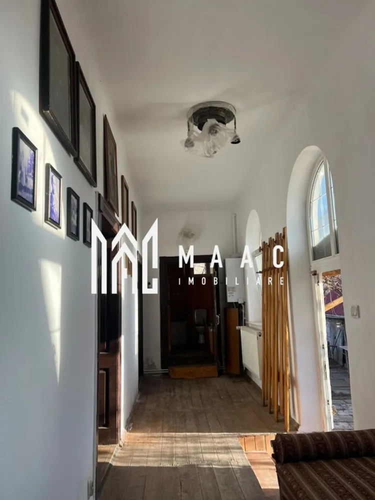 Casă individuală | 4 camere | 450 mp teren | Zonă centrală | Ocna Sibiului - MAAC Imobiliare vă propune spre vânzare o casă individuală, situată singură în curte, în centrul orașului Ocna Sibiului, o zonă liniștită și apreciată pentru proximitatea față de facilități și stațiunea balneară.

 Detalii proprietate
Suprafață teren: 450 mp
Casă singur în curte
Zonă centrală
Curte și spațiu verde generos

 Compartimentare
4 camere
Bucătărie
Baie
Pivniță

 Exterior
Filigorie — ideală pentru relaxare
Curte spațioasă, potrivită pentru amenajarea unei grădini sau zone de recreere

 Avantaje
Poziționare centrală
Proprietate individuală, fără vecini în curte
Teren generos
Ideală pentru locuință permanentă sau casă de vacanță
Potențial bun pentru investiție turistică

📞 Contactează-ne pentru mai multe detalii sau pentru a programa o vizionare, menționează CP2661711!