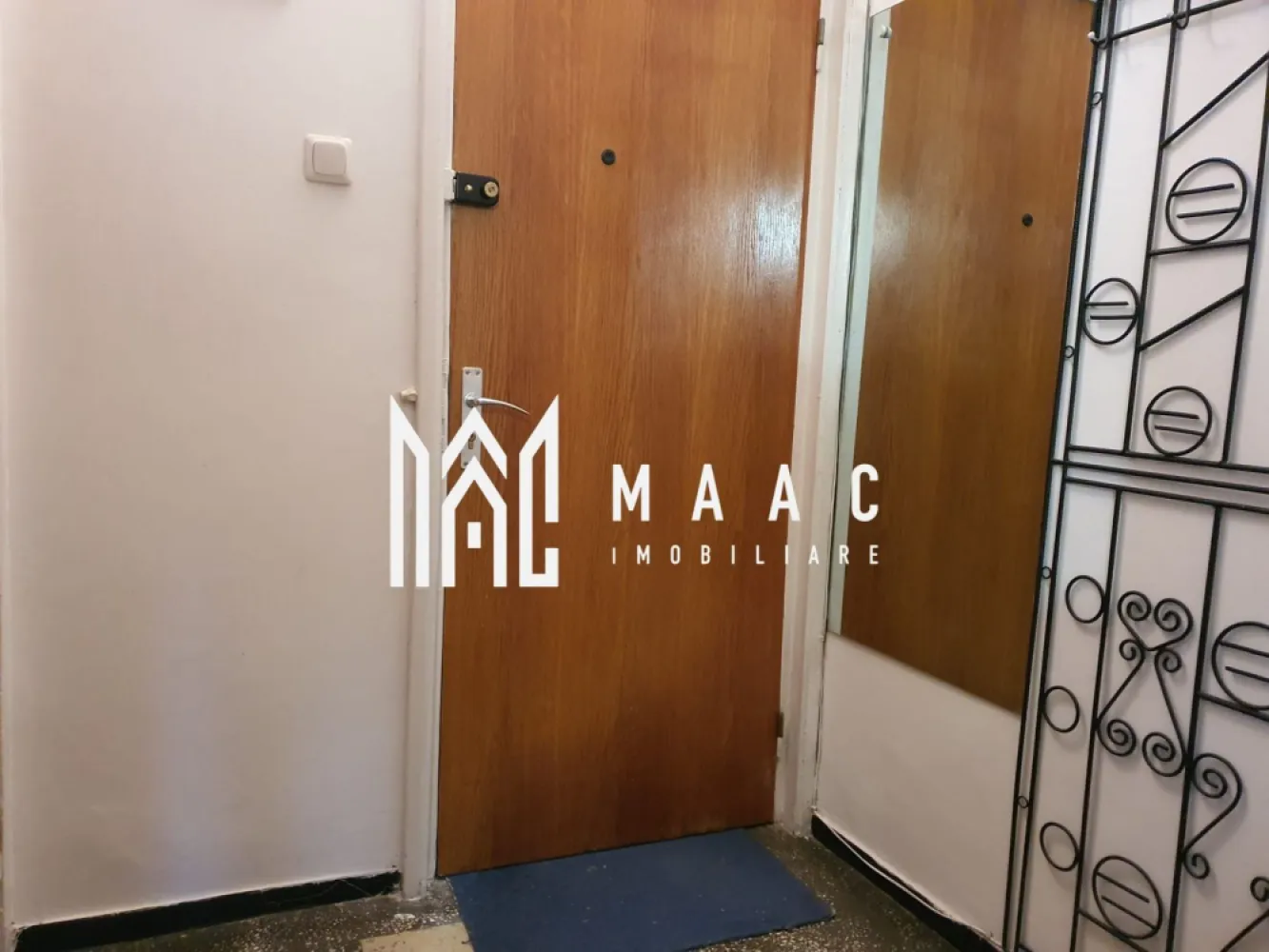 Apartament 2 camere | 48mp utili | Zona Rahovei - MAAC Imobiliare vă propune spre vânzare un apartament cu 2 camere semidecomandate, situat în zona Rahovei, retras de la strada principală, într-un cartier foarte liniștit, cu multă verdeață — ideal pentru cei care caută confort și intimitate.

 Detalii apartament
Etaj: 4 din 5
Compartimentare: semidecomandată
Balcon generos
Centrală proprie
Izolat atât la exterior, cât și la interior

 Compartimentare
2 camere semidecomandate
Bucătărie închisă
2 holuri
Debara
Cămară
Dressing
Balcon spațios

 Dotări & finisaje
Zugrăvit recent
Parchet din lemn lăcuit
Uși din lemn lăcuite
Centrală termică proprie
Izolație exterioară și interioară

 Stare apartament
Apartamentul trebuie mobilat si utilat, oferind posibilitatea personalizării după gustul noului proprietar.

 Avantaje
Zonă retrasă de la strada principală
Foarte liniștită, cu mult spațiu verde
Compartimentare practică, cu multe spații de depozitare
Potrivit pentru locuit sau investiție

 Locație: Zona Rahovei — foarte aproape de Shopping City, Lidl, Kaufland, Mega Image, școli, mijloace de transport, dar ferit de zgomotul urban.

📞 Contactează-ne pentru mai multe detalii sau pentru a programa o vizionare, menționați CP2854733!