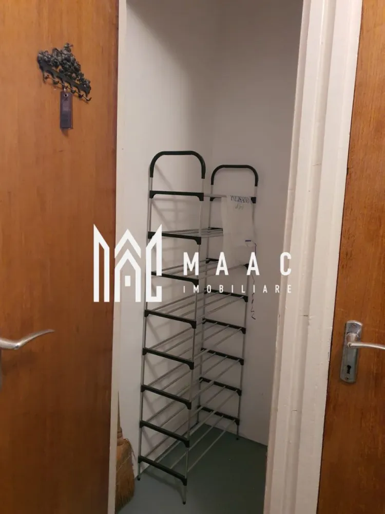 Apartament 2 camere | 48mp utili | Zona Rahovei - MAAC Imobiliare vă propune spre vânzare un apartament cu 2 camere semidecomandate, situat în zona Rahovei, retras de la strada principală, într-un cartier foarte liniștit, cu multă verdeață — ideal pentru cei care caută confort și intimitate.

 Detalii apartament
Etaj: 4 din 5
Compartimentare: semidecomandată
Balcon generos
Centrală proprie
Izolat atât la exterior, cât și la interior

 Compartimentare
2 camere semidecomandate
Bucătărie închisă
2 holuri
Debara
Cămară
Dressing
Balcon spațios

 Dotări & finisaje
Zugrăvit recent
Parchet din lemn lăcuit
Uși din lemn lăcuite
Centrală termică proprie
Izolație exterioară și interioară

 Stare apartament
Apartamentul trebuie mobilat si utilat, oferind posibilitatea personalizării după gustul noului proprietar.

 Avantaje
Zonă retrasă de la strada principală
Foarte liniștită, cu mult spațiu verde
Compartimentare practică, cu multe spații de depozitare
Potrivit pentru locuit sau investiție

 Locație: Zona Rahovei — foarte aproape de Shopping City, Lidl, Kaufland, Mega Image, școli, mijloace de transport, dar ferit de zgomotul urban.

📞 Contactează-ne pentru mai multe detalii sau pentru a programa o vizionare, menționați CP2854733!