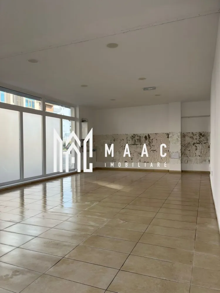 Spatiu comercial/birouri I Parcare I Doamna Stanca - MAAC Imobiliare ofera spre vanzare spatiu amplasat in Zona Hipodrom I - Doamna Stanca.

Pretabil pentru activitati comerciale sau de birou (loc de joaca, agentie, farmacie, magazin, outlet, show-room, frizerie, etc..)

Incaperea are suprafata utila de 57mp, se afla la parterul unui bloc recent construit, izolat, cu regim de inaltime P+6. Aferent - 1 loc de parcare. Front stradal total de 15m.

Facilitati si avantaje:
- centrala proprie
- incalzire in pardoseala
- vestiar

Pentru mai multe detalii va rugam specificati: CP3024144