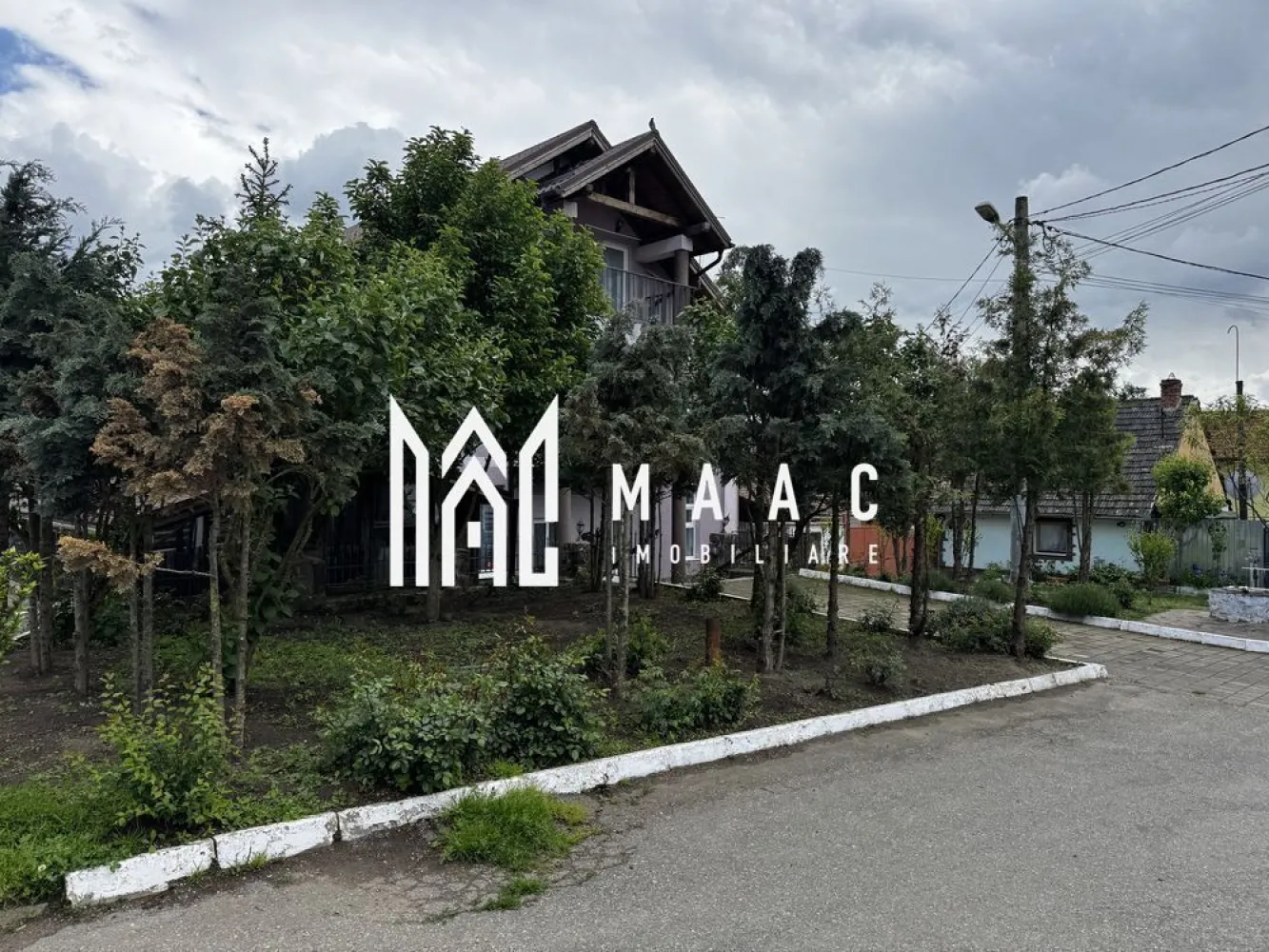 Pensiune de Vanzare | 400 MP | Zona Viile Sibiului - MAAC Imobiliare va propune spre vânzare o pensiune , într-o zonă liniștită și ușor accesibilă, ideală pentru cei care doresc o investiție sigură și profitabilă în domeniul turismului sau închirierea pe termen lung.

Imobilul se află într-o zonă retrasă, dar în același timp aproape de oraș, oferind acces rapid către principalele puncte de interes și obiective turistice din Sibiu. Locația este perfectă pentru turiști, datorită liniștii și peisajului specific zonei Viile Sibiului.

Pensiunea dispune de o compartimentare excelentă, gândită pentru confort și funcționalitate:
• 8 dormitoare, fiecare cu baie proprie și balcon
• Bucătărie complet utilată
• Restaurant amenajat și funcțional
• Bar
• Terasă închisă, utilizabilă pe tot parcursul anului
• 2 grupuri sanitare suplimentare
• 4 spații de depozitare / magazii
• Parcare proprie

Proprietatea a fost renovată recent, fiind dotată complet și pregătită pentru preluare imediată. Se poate continua activitatea turistică actuală, preluând și conceptul de business existent.

Pentru mai mute detalii sau o vizionare specificati ID:CP2804309