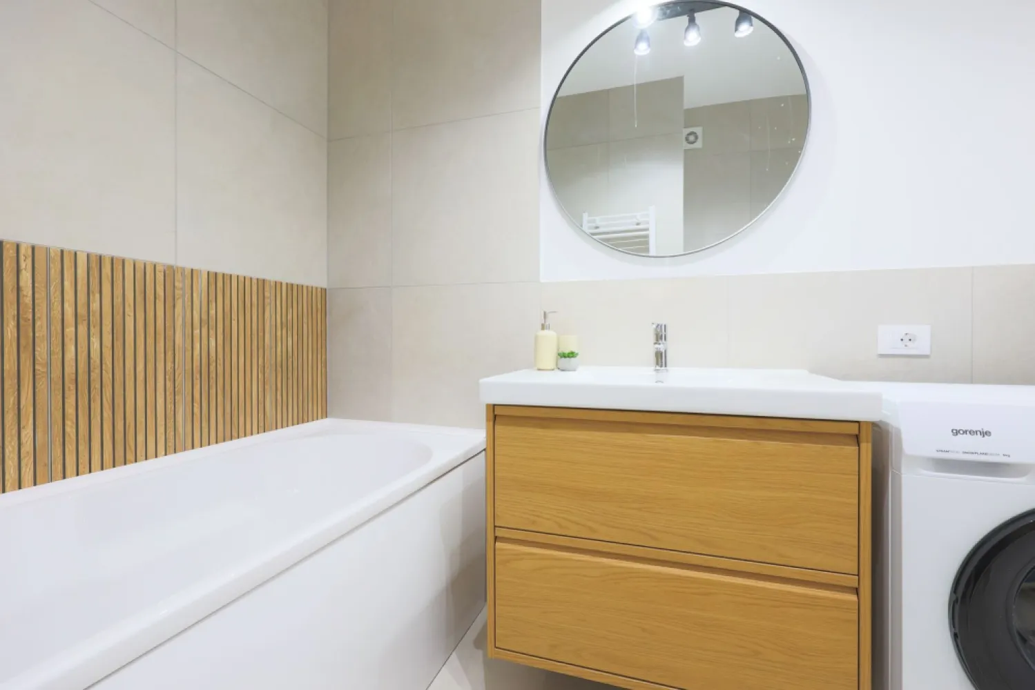 Apartament nou complex ARED City - Comision 0% - Vă propun spre achiziție un apartament decomandat (living open-space + dormitor), proiectat pentru a oferi maximum de confort cu un consum minim de resurse. Construită la standardul NZEB (izolație de 20 cm și consum de energie aproape zero), locuința garantează costuri de întreținere extrem de reduse.

Avantaje financiare și comerciale:
Discount substanțial: Beneficiați de o reducere de 12% din preț pentru plata integrală efectuată până la data predării (30.11.2026).
Achiziție directă: Tranzacție direct de la dezvoltator, cu Comision 0%.

Detalii tehnice și dotări incluse:
Predare la cheie: Locuința se predă complet mobilată și utilată modern.
Tehnologie: Sistem Smart Home integrat pentru control digital de la distanță.
Logistică și siguranță: Loc de parcare propriu inclus, complex monitorizat video 24/7 și parcuri private deja amenajate.

O alegere excelentă pentru familiile care își doresc un spațiu optimizat și sigur, dar și un produs de investiție cu un randament foarte ridicat în zona IMAR.
 
ATENȚIE! Poze cu titlu ilustrativ.

Pentru detalii:
Jasmina Uglesits - 0740814770