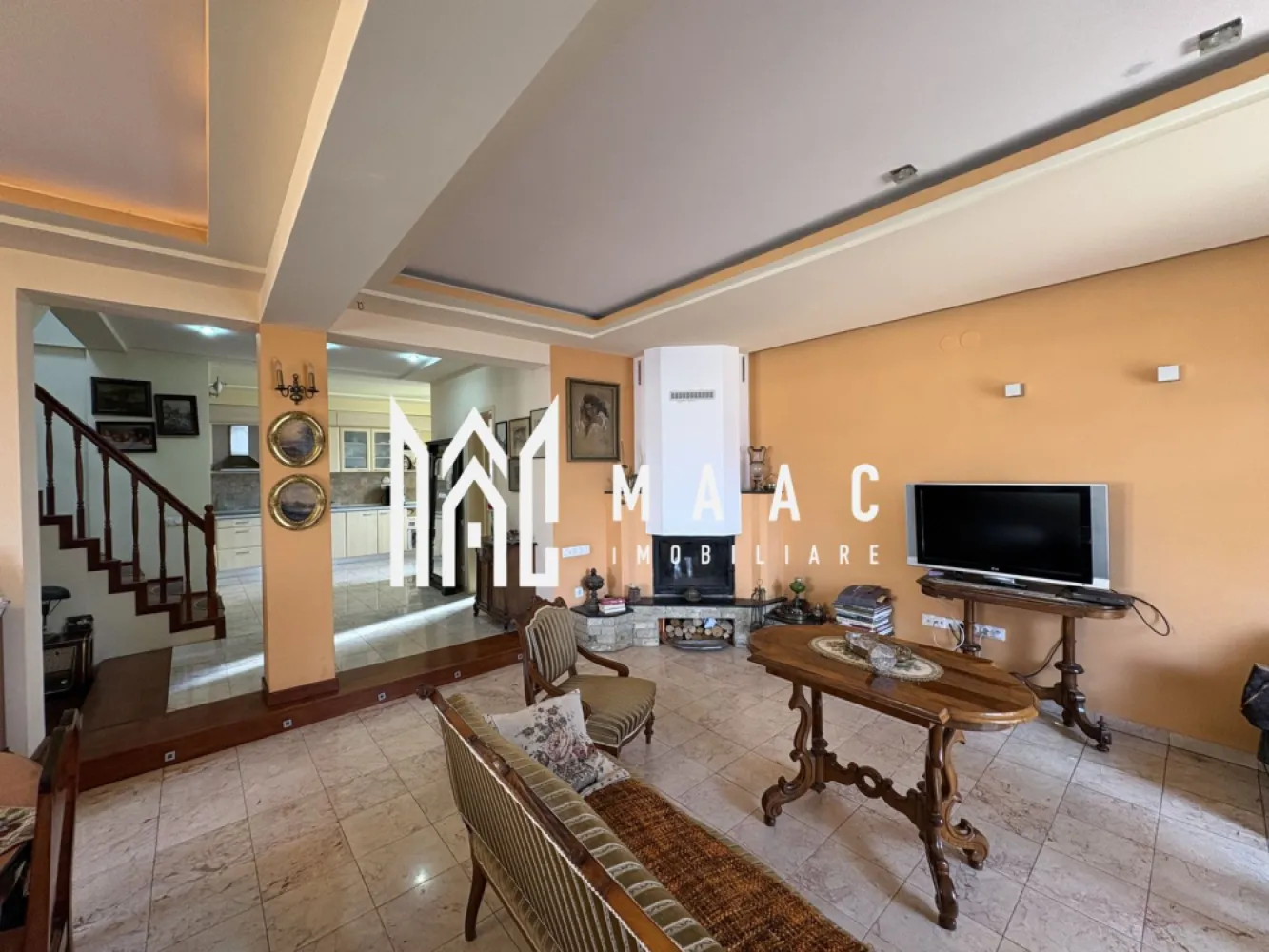 Casa 4 camere I Curte I 220 mp utili I Parcul Sub Arini - MAAC Imobiliare vă propune spre vânzare o casă situată chiar în Parcul Sub Arini, una dintre cele mai căutate zone din oraș, la doar 100 m de Stadionul Municipal Sibiu, cu acces direct la aleea pietonală și pista de biciclete.

Locuința este ideală pentru cei care își doresc liniște, verdeață și aer curat, dar și acces rapid către oraș. În prezent este folosită ca locuință, însă poate fi adaptată ușor și pentru alte activități (birouri, regim hotelier, etc.).

Compartimentarea este practică și oferă suficient spațiu pentru confort:
 • 3 dormitoare
 • 3 băi
 • living + dining
 • birou sau zonă de relaxare/party
 • saună + duș
 • 3 terase
 • spații de depozitare
 * pivnita

Un mare plus al acestei proprietăți este poziția – ieși din casă direct în parc, perfect pentru plimbări, sport sau relaxare.

O alegere potrivită atât pentru locuit, cât și pentru investiție într-o zonă cu cerere ridicată

Pentru mai multe detalii precizati ca ati vazut anuntul cu ID CP3023947