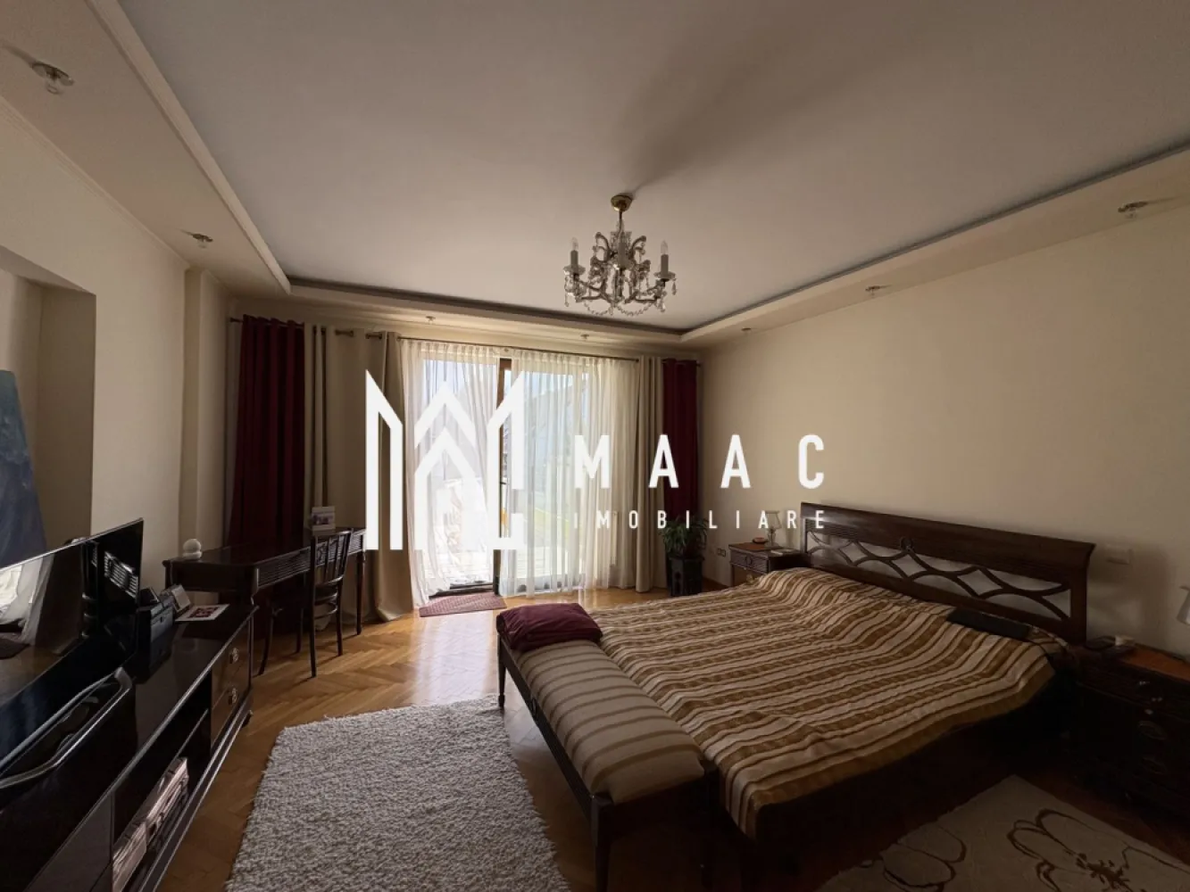 Casa 4 camere I Curte I 220 mp utili I Parcul Sub Arini - MAAC Imobiliare vă propune spre vânzare o casă situată chiar în Parcul Sub Arini, una dintre cele mai căutate zone din oraș, la doar 100 m de Stadionul Municipal Sibiu, cu acces direct la aleea pietonală și pista de biciclete.

Locuința este ideală pentru cei care își doresc liniște, verdeață și aer curat, dar și acces rapid către oraș. În prezent este folosită ca locuință, însă poate fi adaptată ușor și pentru alte activități (birouri, regim hotelier, etc.).

Compartimentarea este practică și oferă suficient spațiu pentru confort:
 • 3 dormitoare
 • 3 băi
 • living + dining
 • birou sau zonă de relaxare/party
 • saună + duș
 • 3 terase
 • spații de depozitare
 * pivnita

Un mare plus al acestei proprietăți este poziția – ieși din casă direct în parc, perfect pentru plimbări, sport sau relaxare.

O alegere potrivită atât pentru locuit, cât și pentru investiție într-o zonă cu cerere ridicată

Pentru mai multe detalii precizati ca ati vazut anuntul cu ID CP3023947