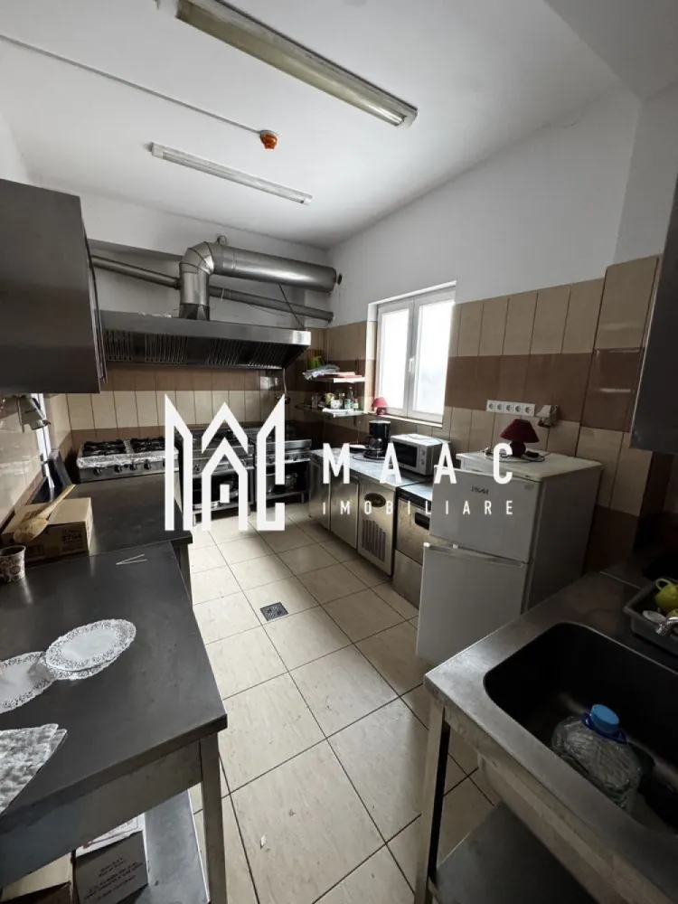 Pensiune de Vanzare | 400 MP | Zona Viile Sibiului - MAAC Imobiliare va propune spre vânzare o pensiune , într-o zonă liniștită și ușor accesibilă, ideală pentru cei care doresc o investiție sigură și profitabilă în domeniul turismului sau închirierea pe termen lung.

Imobilul se află într-o zonă retrasă, dar în același timp aproape de oraș, oferind acces rapid către principalele puncte de interes și obiective turistice din Sibiu. Locația este perfectă pentru turiști, datorită liniștii și peisajului specific zonei Viile Sibiului.

Pensiunea dispune de o compartimentare excelentă, gândită pentru confort și funcționalitate:
• 8 dormitoare, fiecare cu baie proprie și balcon
• Bucătărie complet utilată
• Restaurant amenajat și funcțional
• Bar
• Terasă închisă, utilizabilă pe tot parcursul anului
• 2 grupuri sanitare suplimentare
• 4 spații de depozitare / magazii
• Parcare proprie

Proprietatea a fost renovată recent, fiind dotată complet și pregătită pentru preluare imediată. Se poate continua activitatea turistică actuală, preluând și conceptul de business existent.

Pentru mai mute detalii sau o vizionare specificati ID:CP2804309