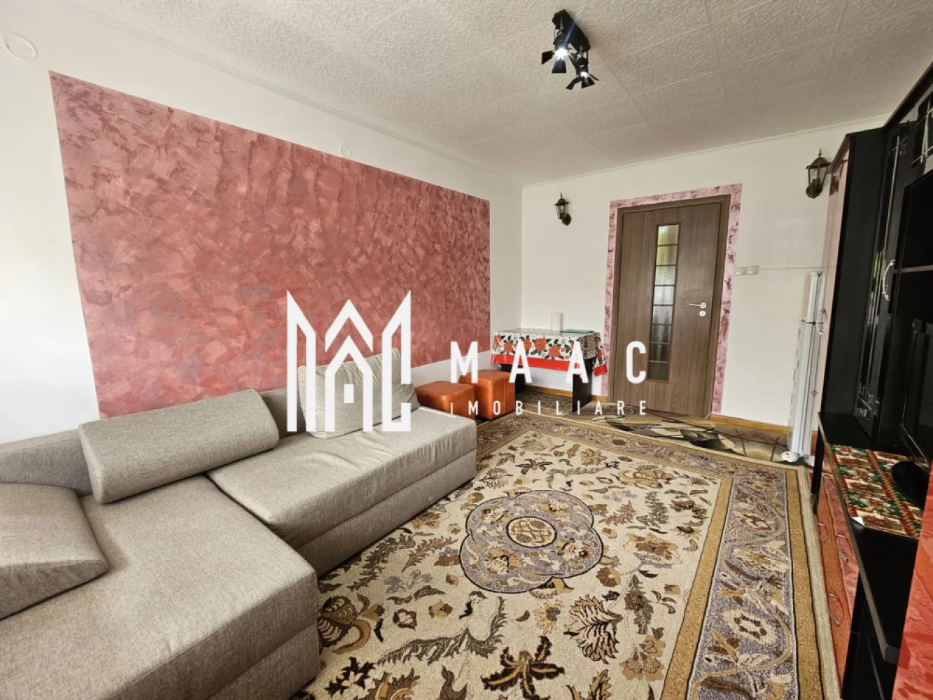 Apartament 2 camere | Decomandat | Parter | Hipodrom 1 - MAAC Imobiliare vă propune spre vânzare un apartament cu 2 camere, decomandat, situat într-o zonă foarte bine cotată din Sibiu, mai exact în cartierul Hipodrom I, cu acces rapid către principalele puncte de interes ale orașului.

Locuința are o suprafață utilă de 42 mp și este amplasată la parterul unui imobil cu regim de înălțime P+4, blocul fiind izolat termic, ceea ce contribuie la un confort sporit și costuri reduse de întreținere.

Compartimentarea este decomandată, oferind un spațiu bine organizat și funcțional:

living luminos
dormitor spațios
bucătărie închisă
baie dotată cu cabină de duș și geam pentru aerisire naturală

Apartamentul se vinde complet mobilat și utilat, fiind pregătit pentru mutare imediată. De asemenea, locuința beneficiază de orientare Sud-Est si geamuri termopan prevăzute cu rulouri, pentru un plus de confort și intimitate.

Un avantaj important îl reprezintă poziționarea excelentă, cu acces rapid către magazine și zone comerciale:

la doar 2 minute de mers pe jos de Kaufland
aproximativ 7 minute de Shopping City Sibiu

Proprietatea este ideală atât pentru locuință personală, cât și pentru investiție, datorită poziției și compartimentării eficiente.

Pentru mai multe detalii și programarea unei vizionări, contactați echipa MAAC Imobiliare.
ID: CP3022294.