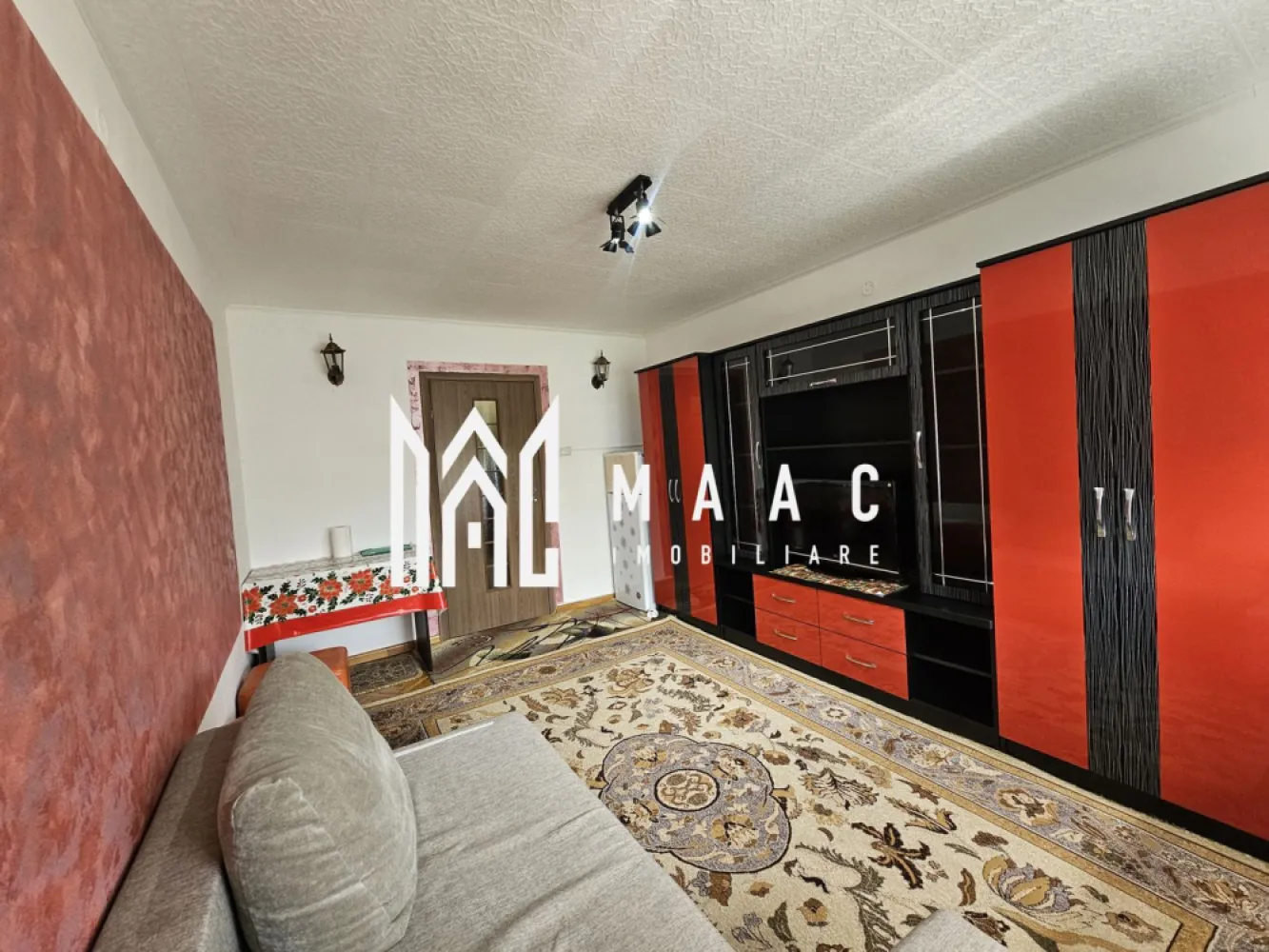 Apartament 2 camere | Decomandat | Parter | Hipodrom 1 - MAAC Imobiliare vă propune spre vânzare un apartament cu 2 camere, decomandat, situat într-o zonă foarte bine cotată din Sibiu, mai exact în cartierul Hipodrom I, cu acces rapid către principalele puncte de interes ale orașului.

Locuința are o suprafață utilă de 42 mp și este amplasată la parterul unui imobil cu regim de înălțime P+4, blocul fiind izolat termic, ceea ce contribuie la un confort sporit și costuri reduse de întreținere.

Compartimentarea este decomandată, oferind un spațiu bine organizat și funcțional:

living luminos
dormitor spațios
bucătărie închisă
baie dotată cu cabină de duș și geam pentru aerisire naturală

Apartamentul se vinde complet mobilat și utilat, fiind pregătit pentru mutare imediată. De asemenea, locuința beneficiază de orientare Sud-Est si geamuri termopan prevăzute cu rulouri, pentru un plus de confort și intimitate.

Un avantaj important îl reprezintă poziționarea excelentă, cu acces rapid către magazine și zone comerciale:

la doar 2 minute de mers pe jos de Kaufland
aproximativ 7 minute de Shopping City Sibiu

Proprietatea este ideală atât pentru locuință personală, cât și pentru investiție, datorită poziției și compartimentării eficiente.

Pentru mai multe detalii și programarea unei vizionări, contactați echipa MAAC Imobiliare.
ID: CP3022294.