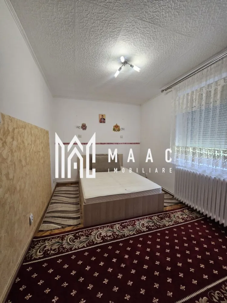 Apartament 2 camere | Decomandat | Parter | Hipodrom 1 - MAAC Imobiliare vă propune spre vânzare un apartament cu 2 camere, decomandat, situat într-o zonă foarte bine cotată din Sibiu, mai exact în cartierul Hipodrom I, cu acces rapid către principalele puncte de interes ale orașului.

Locuința are o suprafață utilă de 42 mp și este amplasată la parterul unui imobil cu regim de înălțime P+4, blocul fiind izolat termic, ceea ce contribuie la un confort sporit și costuri reduse de întreținere.

Compartimentarea este decomandată, oferind un spațiu bine organizat și funcțional:

living luminos
dormitor spațios
bucătărie închisă
baie dotată cu cabină de duș și geam pentru aerisire naturală

Apartamentul se vinde complet mobilat și utilat, fiind pregătit pentru mutare imediată. De asemenea, locuința beneficiază de orientare Sud-Est si geamuri termopan prevăzute cu rulouri, pentru un plus de confort și intimitate.

Un avantaj important îl reprezintă poziționarea excelentă, cu acces rapid către magazine și zone comerciale:

la doar 2 minute de mers pe jos de Kaufland
aproximativ 7 minute de Shopping City Sibiu

Proprietatea este ideală atât pentru locuință personală, cât și pentru investiție, datorită poziției și compartimentării eficiente.

Pentru mai multe detalii și programarea unei vizionări, contactați echipa MAAC Imobiliare.
ID: CP3022294.