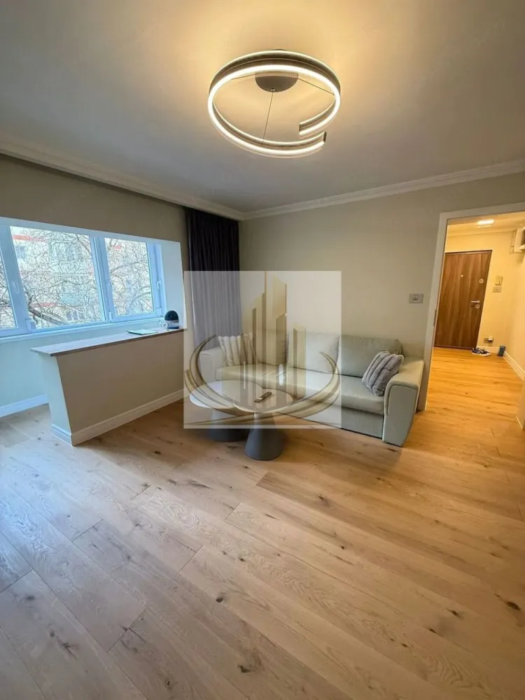 Apartament Ultra-Lux 2 Camere, 53 mp – Timișoara, Aproape de Centru - 🏢 Apartament Ultra-Lux 2 Camere, 53 mp – Timișoara, Aproape de Centru, Facultăți și Noul Stadion

Vă prezentăm un apartament ultra-lux, recent renovat integral, cu 53 mp utili, situat la etajul 1 al unui bloc izolat, într-o zonă extrem de căutată a Timișoarei. Această locuință combină designul modern, confortul și poziția excelentă, fiind ideală atât pentru locuit, cât și pentru investiție.

🔹 Locație premium
Aproape de Centru, cu acces rapid la principalele puncte de interes
La câteva minute de Facultăți și campusuri universitare
În apropiere de Noul Stadion și complexele sportive
Conexiune excelentă la mijloacele de transport în comun
Magazine, cafenele, restaurante și servicii la câțiva pași
🔹 Finisaje și amenajări ultra-lux
Living elegant, spațios, cu șemineu electric încastrat (efect decorativ + funcțional)
Bucătărie mobilată la comandă, complet echipată: frigider, cuptor electric, plită pe inducție, mașină de spălat vase, chiuvetă granit, insulă cu spații suplimentare de depozitare
Baie modernă, dotată cu cabină de duș, WC încastrat Geberit și chiuvetă suspendată
Dormitor confortabil, amenajat cu atenție la detalii
TV Sony 4K inclus, pentru divertisment premium
🔹 Lucrări de structură și instalații
Pardoseală complet refăcută: șapă grosieră + șapă autonivelantă pe toată suprafața apartamentului
Pereți și tavane îndreptate integral pe structură de gips-carton Rigips, cu plăci de 12,5 mm
Finisaje decorative cu baghete între pereți și tavane + tablouri decorative
Tâmplărie PVC cu geamuri termopan, rulouri și plase de insecte retractabile
Uși interioare noi MDF laminat + ușă metalică la intrare cu închidere multipunct
Izolație termică exterioară completă
🔹 Instalații și utilități
Instalație electrică refăcută integral, trifazică
Instalații sanitare și termice noi, pe țeavă de cupru
Centrală termică Bosch nouă
Țevi de scurgere schimbate în baie și bucătărie
Apometre montate pentru apă rece
Iluminat LED modern, inclusiv spoturi încastrate
🔹 Beneficii suplimentare
Mutare imediată – complet mobilat și utilat, fără investiții suplimentare
Bloc izolat termic → facturi mai mici la încălzire
Zonă sigură, liniștită, dar aproape de toate facilitățile orașului
Acces rapid la transport în comun și principalele artere

💰 Preț: 134.900 €