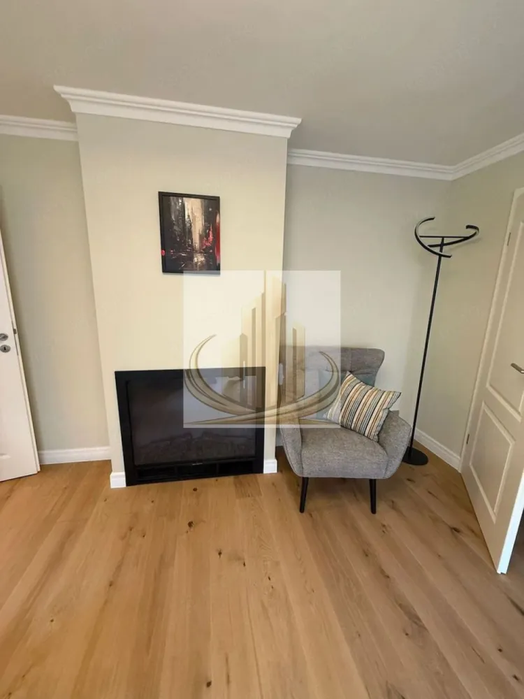 Apartament Ultra-Lux 2 Camere, 53 mp – Timișoara, Aproape de Centru - 🏢 Apartament Ultra-Lux 2 Camere, 53 mp – Timișoara, Aproape de Centru, Facultăți și Noul Stadion

Vă prezentăm un apartament ultra-lux, recent renovat integral, cu 53 mp utili, situat la etajul 1 al unui bloc izolat, într-o zonă extrem de căutată a Timișoarei. Această locuință combină designul modern, confortul și poziția excelentă, fiind ideală atât pentru locuit, cât și pentru investiție.

🔹 Locație premium
Aproape de Centru, cu acces rapid la principalele puncte de interes
La câteva minute de Facultăți și campusuri universitare
În apropiere de Noul Stadion și complexele sportive
Conexiune excelentă la mijloacele de transport în comun
Magazine, cafenele, restaurante și servicii la câțiva pași
🔹 Finisaje și amenajări ultra-lux
Living elegant, spațios, cu șemineu electric încastrat (efect decorativ + funcțional)
Bucătărie mobilată la comandă, complet echipată: frigider, cuptor electric, plită pe inducție, mașină de spălat vase, chiuvetă granit, insulă cu spații suplimentare de depozitare
Baie modernă, dotată cu cabină de duș, WC încastrat Geberit și chiuvetă suspendată
Dormitor confortabil, amenajat cu atenție la detalii
TV Sony 4K inclus, pentru divertisment premium
🔹 Lucrări de structură și instalații
Pardoseală complet refăcută: șapă grosieră + șapă autonivelantă pe toată suprafața apartamentului
Pereți și tavane îndreptate integral pe structură de gips-carton Rigips, cu plăci de 12,5 mm
Finisaje decorative cu baghete între pereți și tavane + tablouri decorative
Tâmplărie PVC cu geamuri termopan, rulouri și plase de insecte retractabile
Uși interioare noi MDF laminat + ușă metalică la intrare cu închidere multipunct
Izolație termică exterioară completă
🔹 Instalații și utilități
Instalație electrică refăcută integral, trifazică
Instalații sanitare și termice noi, pe țeavă de cupru
Centrală termică Bosch nouă
Țevi de scurgere schimbate în baie și bucătărie
Apometre montate pentru apă rece
Iluminat LED modern, inclusiv spoturi încastrate
🔹 Beneficii suplimentare
Mutare imediată – complet mobilat și utilat, fără investiții suplimentare
Bloc izolat termic → facturi mai mici la încălzire
Zonă sigură, liniștită, dar aproape de toate facilitățile orașului
Acces rapid la transport în comun și principalele artere

💰 Preț: 134.900 €