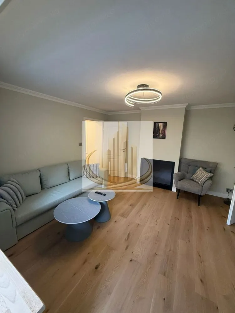 Apartament Ultra-Lux 2 Camere, 53 mp – Timișoara, Aproape de Centru - 🏢 Apartament Ultra-Lux 2 Camere, 53 mp – Timișoara, Aproape de Centru, Facultăți și Noul Stadion

Vă prezentăm un apartament ultra-lux, recent renovat integral, cu 53 mp utili, situat la etajul 1 al unui bloc izolat, într-o zonă extrem de căutată a Timișoarei. Această locuință combină designul modern, confortul și poziția excelentă, fiind ideală atât pentru locuit, cât și pentru investiție.

🔹 Locație premium
Aproape de Centru, cu acces rapid la principalele puncte de interes
La câteva minute de Facultăți și campusuri universitare
În apropiere de Noul Stadion și complexele sportive
Conexiune excelentă la mijloacele de transport în comun
Magazine, cafenele, restaurante și servicii la câțiva pași
🔹 Finisaje și amenajări ultra-lux
Living elegant, spațios, cu șemineu electric încastrat (efect decorativ + funcțional)
Bucătărie mobilată la comandă, complet echipată: frigider, cuptor electric, plită pe inducție, mașină de spălat vase, chiuvetă granit, insulă cu spații suplimentare de depozitare
Baie modernă, dotată cu cabină de duș, WC încastrat Geberit și chiuvetă suspendată
Dormitor confortabil, amenajat cu atenție la detalii
TV Sony 4K inclus, pentru divertisment premium
🔹 Lucrări de structură și instalații
Pardoseală complet refăcută: șapă grosieră + șapă autonivelantă pe toată suprafața apartamentului
Pereți și tavane îndreptate integral pe structură de gips-carton Rigips, cu plăci de 12,5 mm
Finisaje decorative cu baghete între pereți și tavane + tablouri decorative
Tâmplărie PVC cu geamuri termopan, rulouri și plase de insecte retractabile
Uși interioare noi MDF laminat + ușă metalică la intrare cu închidere multipunct
Izolație termică exterioară completă
🔹 Instalații și utilități
Instalație electrică refăcută integral, trifazică
Instalații sanitare și termice noi, pe țeavă de cupru
Centrală termică Bosch nouă
Țevi de scurgere schimbate în baie și bucătărie
Apometre montate pentru apă rece
Iluminat LED modern, inclusiv spoturi încastrate
🔹 Beneficii suplimentare
Mutare imediată – complet mobilat și utilat, fără investiții suplimentare
Bloc izolat termic → facturi mai mici la încălzire
Zonă sigură, liniștită, dar aproape de toate facilitățile orașului
Acces rapid la transport în comun și principalele artere

💰 Preț: 134.900 €