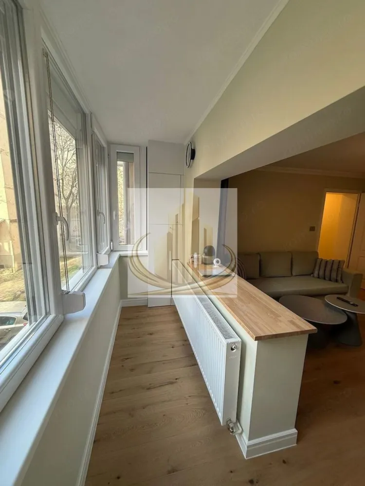 Apartament Ultra-Lux 2 Camere, 53 mp – Timișoara, Aproape de Centru - 🏢 Apartament Ultra-Lux 2 Camere, 53 mp – Timișoara, Aproape de Centru, Facultăți și Noul Stadion

Vă prezentăm un apartament ultra-lux, recent renovat integral, cu 53 mp utili, situat la etajul 1 al unui bloc izolat, într-o zonă extrem de căutată a Timișoarei. Această locuință combină designul modern, confortul și poziția excelentă, fiind ideală atât pentru locuit, cât și pentru investiție.

🔹 Locație premium
Aproape de Centru, cu acces rapid la principalele puncte de interes
La câteva minute de Facultăți și campusuri universitare
În apropiere de Noul Stadion și complexele sportive
Conexiune excelentă la mijloacele de transport în comun
Magazine, cafenele, restaurante și servicii la câțiva pași
🔹 Finisaje și amenajări ultra-lux
Living elegant, spațios, cu șemineu electric încastrat (efect decorativ + funcțional)
Bucătărie mobilată la comandă, complet echipată: frigider, cuptor electric, plită pe inducție, mașină de spălat vase, chiuvetă granit, insulă cu spații suplimentare de depozitare
Baie modernă, dotată cu cabină de duș, WC încastrat Geberit și chiuvetă suspendată
Dormitor confortabil, amenajat cu atenție la detalii
TV Sony 4K inclus, pentru divertisment premium
🔹 Lucrări de structură și instalații
Pardoseală complet refăcută: șapă grosieră + șapă autonivelantă pe toată suprafața apartamentului
Pereți și tavane îndreptate integral pe structură de gips-carton Rigips, cu plăci de 12,5 mm
Finisaje decorative cu baghete între pereți și tavane + tablouri decorative
Tâmplărie PVC cu geamuri termopan, rulouri și plase de insecte retractabile
Uși interioare noi MDF laminat + ușă metalică la intrare cu închidere multipunct
Izolație termică exterioară completă
🔹 Instalații și utilități
Instalație electrică refăcută integral, trifazică
Instalații sanitare și termice noi, pe țeavă de cupru
Centrală termică Bosch nouă
Țevi de scurgere schimbate în baie și bucătărie
Apometre montate pentru apă rece
Iluminat LED modern, inclusiv spoturi încastrate
🔹 Beneficii suplimentare
Mutare imediată – complet mobilat și utilat, fără investiții suplimentare
Bloc izolat termic → facturi mai mici la încălzire
Zonă sigură, liniștită, dar aproape de toate facilitățile orașului
Acces rapid la transport în comun și principalele artere

💰 Preț: 134.900 €