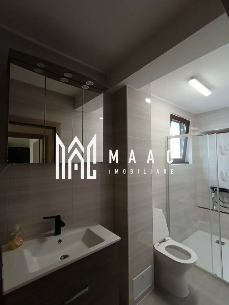 Casă | 3 camere | 2 Băi | 110 MPU | Curte | Calea Cisnădiei - MAAC Imobiliare vă propune spre închiriere o casă deosebită tip duplex ,nouă, realizată din materiale premium, situată într-un cartier liniștit și aflat în plină dezvoltare. Proprietatea oferă confort, spațiu și intimitate ,ideală pentru un chiriaș serios, pe termen lung.

 Caracteristici și puncte forte:
Construcție nouă ,cu finisaje și materiale premium
Încălzire prin pompă de căldură– eficientă și economică
Curte generoasă , cu acces auto și loc de parcare în interior
Terasă spațioasă , perfectă pentru relaxare

Compartimentare:
Parter:
Zonă de hol/intrare bine organizată
Bucătărie separată, complet utilată
Living mare și luminos, cu acces direct pe terasă
Baie modernă
Debara 

Etaj:
Dormitor matrimonial cu dressing spațios, mare, și cu ieșire pe balcon
Dormitor copii/oaspeți, dotat de asemenea cu dressing generos
Baie complet utilată

Dotări și avantaje:
Mobilier și electrocasnice noi
Finisaje moderne, calitative
Compartimentare practică și spații luminoase
Cartier liniștit, în continuă de dezvoltare

Condiții închiriere:
nu se acceptă animale de companie
nu se acceptă studenți
se solicită garanție în cuantumul unei chirii

Se caută chiriaș serios, pe termen lung

Pentru programarea unei vizionări sau mai multe detalii vă rugam să specificați telefonic ca sunteți interesat/ă de anunțul cu ID: CP2804273(codul proprietății).