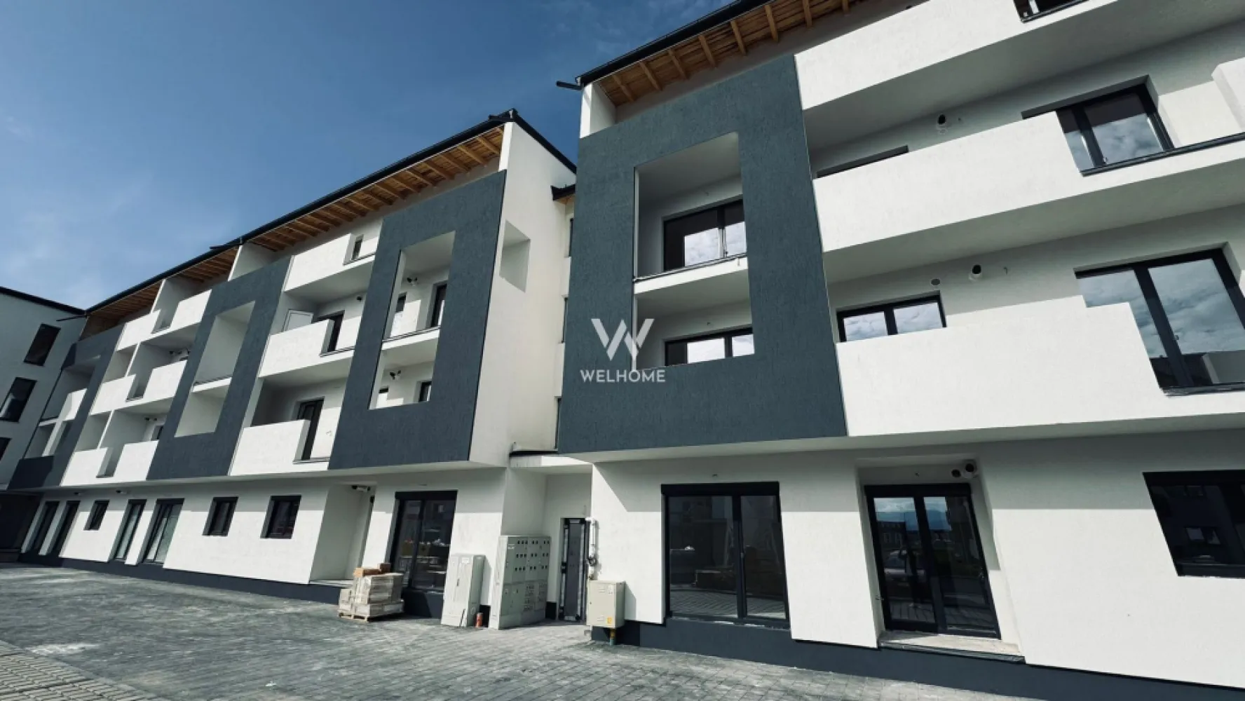 Apartament 2 camere, Prelungirea Doamna Stanca - Apartament cu 2 camere, zona Doamna Stanca, Sibiu

- Locatie in plina dezvoltare.
- Bloc modern cu un regim de inaltime P+3E.
- Suprafata utila: 55.50 mp + doua balcoane de aprox 7.6 mp
- Compartimentare practica: hol, living ,bucatarie, dormitor, debara si baie.
- Predare la interior LA ALB: peretii tencuiti mecanizat cu tencuiala bruta pe baza de ciment+glet+ vopsea lavabila alba , sapa semiuscata mecanizata, instalatie electrica cu doze, panou de sigurante, contor de curent individual, instalatii termice cu incalzire prin pardoseala marca SISTEMA ,centrala termica prin condensatie.
- 1 loc de parcare inclus in pret.
- Termen predare: 2025

PRET: 111.000 euro Tva Inclus
TELEFON: 0756 094 405