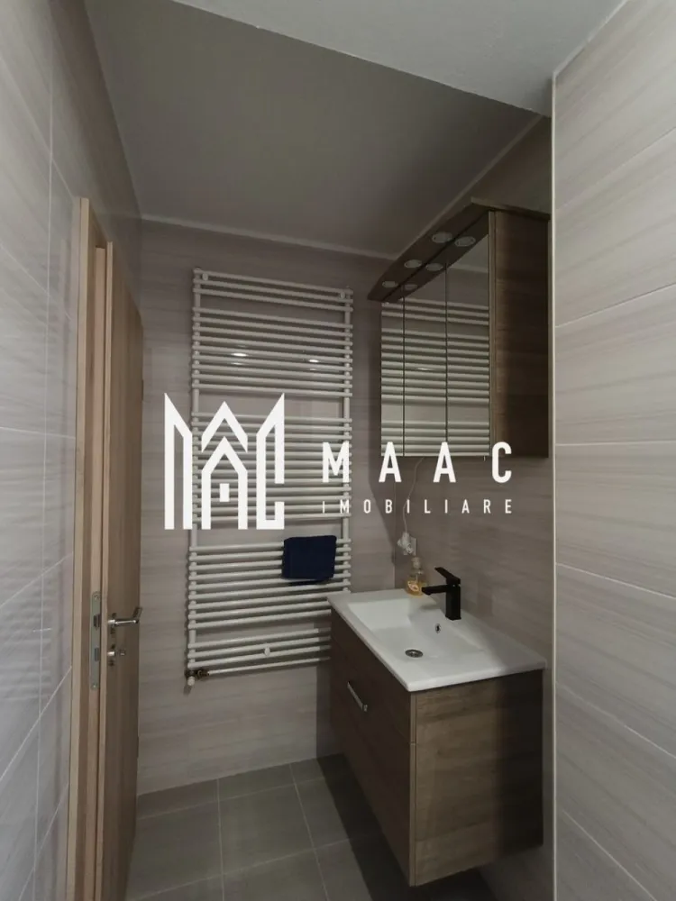 Casă | 3 camere | 2 Băi | 110 MPU | Curte | Calea Cisnădiei - MAAC Imobiliare vă propune spre închiriere o casă deosebită tip duplex ,nouă, realizată din materiale premium, situată într-un cartier liniștit și aflat în plină dezvoltare. Proprietatea oferă confort, spațiu și intimitate ,ideală pentru un chiriaș serios, pe termen lung.

 Caracteristici și puncte forte:
Construcție nouă ,cu finisaje și materiale premium
Încălzire prin pompă de căldură– eficientă și economică
Curte generoasă , cu acces auto și loc de parcare în interior
Terasă spațioasă , perfectă pentru relaxare

Compartimentare:
Parter:
Zonă de hol/intrare bine organizată
Bucătărie separată, complet utilată
Living mare și luminos, cu acces direct pe terasă
Baie modernă
Debara 

Etaj:
Dormitor matrimonial cu dressing spațios, mare, și cu ieșire pe balcon
Dormitor copii/oaspeți, dotat de asemenea cu dressing generos
Baie complet utilată

Dotări și avantaje:
Mobilier și electrocasnice noi
Finisaje moderne, calitative
Compartimentare practică și spații luminoase
Cartier liniștit, în continuă de dezvoltare

Condiții închiriere:
nu se acceptă animale de companie
nu se acceptă studenți
se solicită garanție în cuantumul unei chirii

Se caută chiriaș serios, pe termen lung

Pentru programarea unei vizionări sau mai multe detalii vă rugam să specificați telefonic ca sunteți interesat/ă de anunțul cu ID: CP2804273(codul proprietății).