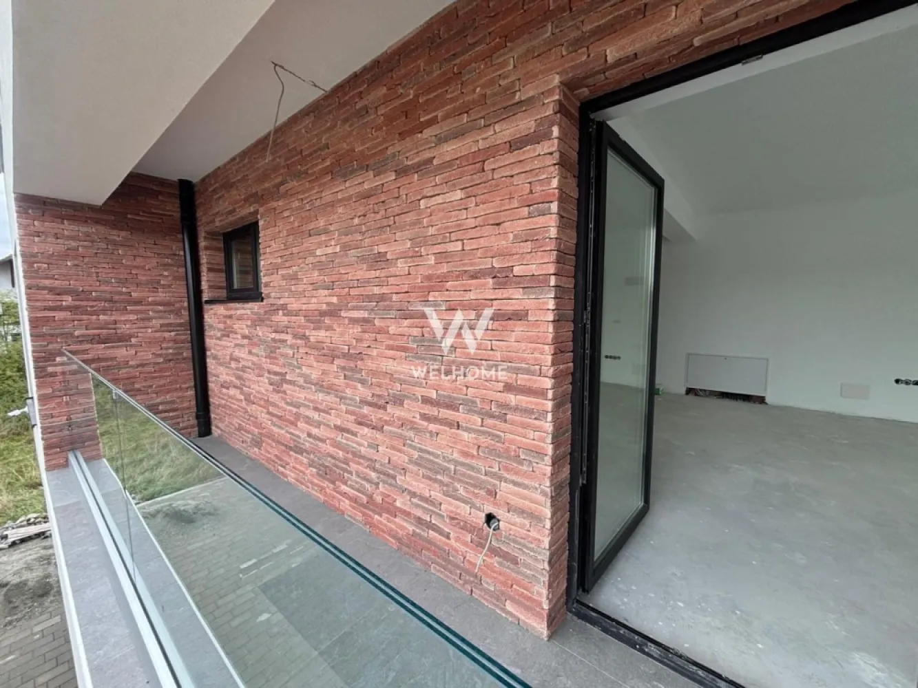 Apartament 2 camere - Selimbar Sibiu - Apartament 2 camere, in zona Selimbar, Sibiu - Comision 0%

- Suprafata utila: 47.9 mpu
- Compartimentare practica: hol, dormitor, living open space cu bucatarie, baie, balcon.
- Complex rezidential cu Parter+2Etaje.
- Pretul afisat este pentru apartament SEMIFINISAT LA ALB - cu centrala termica si incalzire in pardoseala, usa de intrare de metal, peretii cu lavabila, geamuri termopan, interfon, instalatii electrice, termice si sanitare pe pozitie.
- Exteriorul se preda LA CHEIE: balcoane si terase placate cu gresie, alei si trotuare pavate, spatii verzi.
- Zona deosebita, la DOAR 10 minute de centrul Sibiului, mijloace de transport in comun, strazi asfaltate si iluminate.
- 1 loc de parcare suprateran inclus in pret.
- Predare: Apartamentele sunt intabulare, predare imediata.
- Se pot achizitiona si cu credit ipotecar.

Pret: : 107.220 euro (Tva inclus)

Contact:Cosmin-0743292794