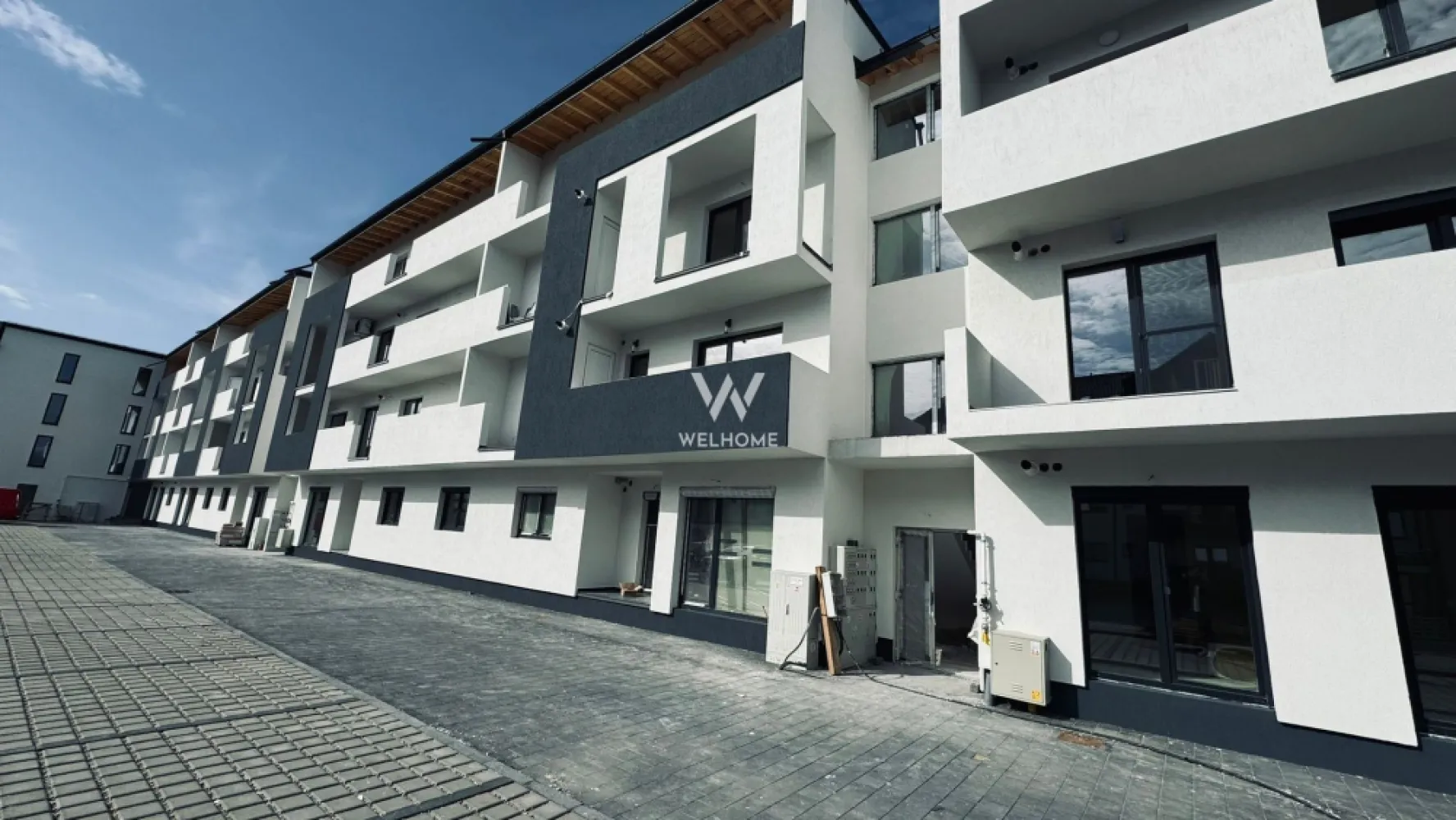 Apartament 2 camere, Prelungirea Doamna Stanca - Apartament cu 2 camere, zona Doamna Stanca, Sibiu

- Locatie in plina dezvoltare.
- Bloc modern cu un regim de inaltime P+3E.
- Suprafata utila: 55.50 mp + doua balcoane de aprox 7.6 mp
- Compartimentare practica: hol, living ,bucatarie, dormitor, debara si baie.
- Predare la interior LA ALB: peretii tencuiti mecanizat cu tencuiala bruta pe baza de ciment+glet+ vopsea lavabila alba , sapa semiuscata mecanizata, instalatie electrica cu doze, panou de sigurante, contor de curent individual, instalatii termice cu incalzire prin pardoseala marca SISTEMA ,centrala termica prin condensatie.
- 1 loc de parcare inclus in pret.
- Termen predare: 2025

PRET: 111.000 euro Tva Inclus
TELEFON: 0756 094 405