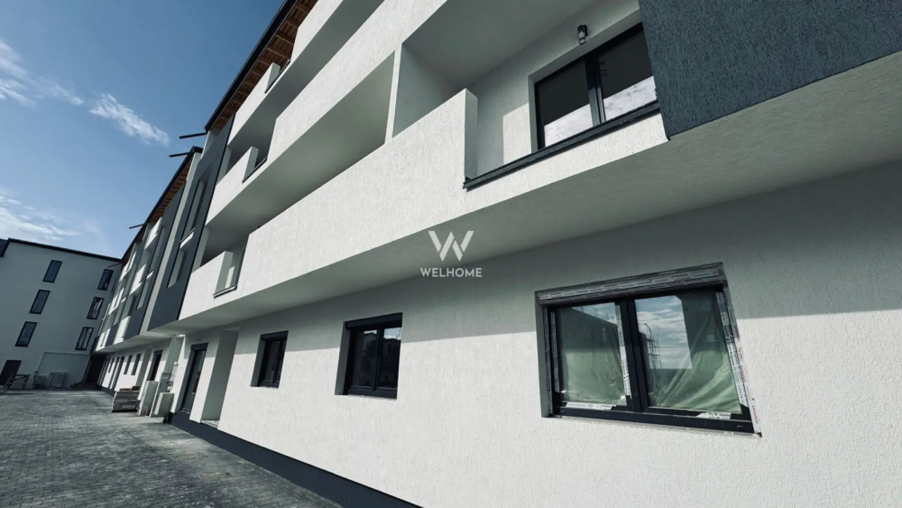 Apartament 2 camere, Prelungirea Doamna Stanca - Apartament cu 2 camere, zona Doamna Stanca, Sibiu

- Locatie in plina dezvoltare.
- Bloc modern cu un regim de inaltime P+3E.
- Suprafata utila: 55.50 mp + doua balcoane de aprox 7.6 mp
- Compartimentare practica: hol, living ,bucatarie, dormitor, debara si baie.
- Predare la interior LA ALB: peretii tencuiti mecanizat cu tencuiala bruta pe baza de ciment+glet+ vopsea lavabila alba , sapa semiuscata mecanizata, instalatie electrica cu doze, panou de sigurante, contor de curent individual, instalatii termice cu incalzire prin pardoseala marca SISTEMA ,centrala termica prin condensatie.
- 1 loc de parcare inclus in pret.
- Termen predare: 2025

PRET: 111.000 euro Tva Inclus
TELEFON: 0756 094 405