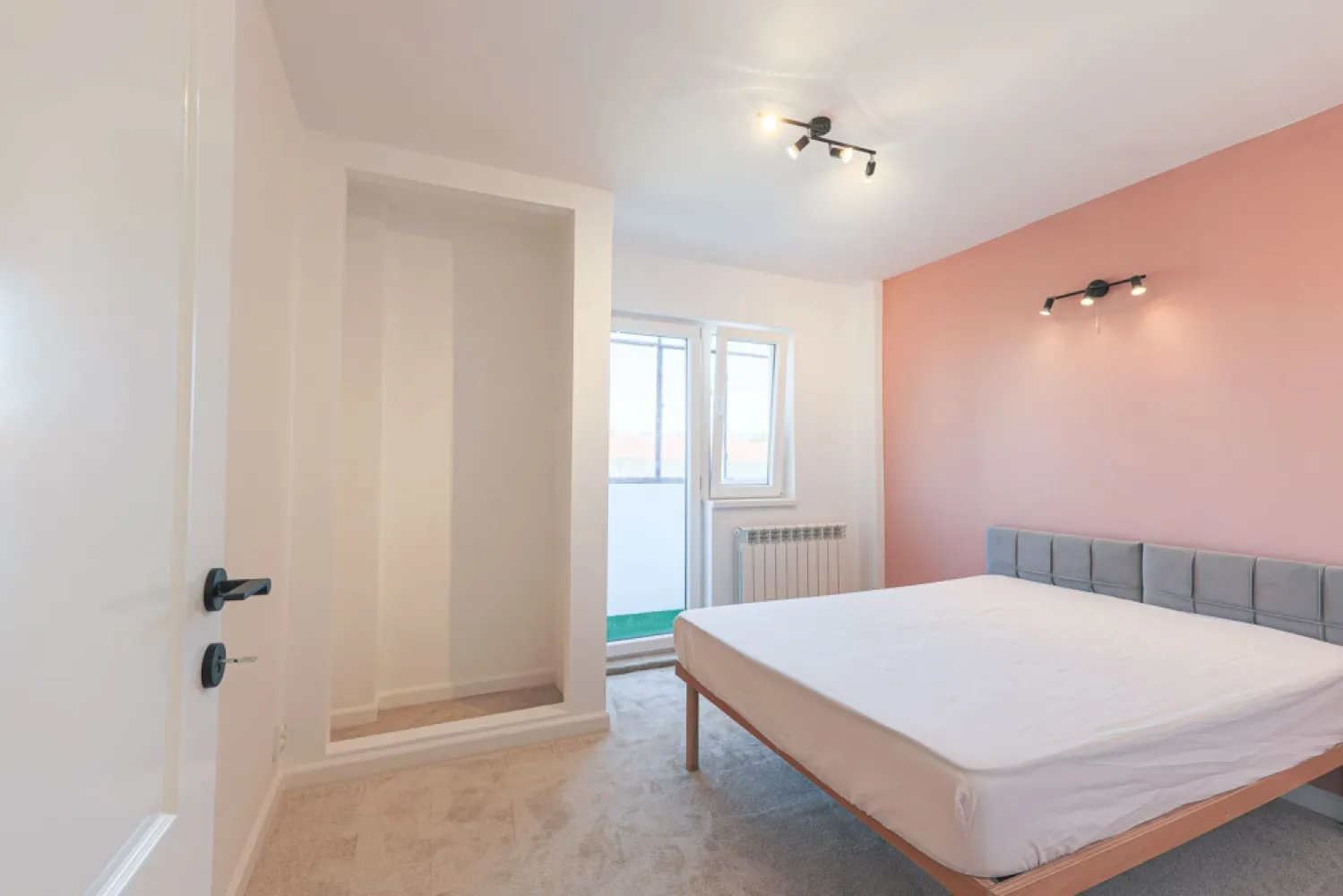 PRET NOU Apartament 2 camere - renovat - Piața Catedralei - COMISION 0 - Vă propun spre vânzare un apartament spațios și luminos de 2 camere, situat la etajul 3/4, în zona centrală Piața Catedralei – o zonă liniștită, cu spații verzi, dar totodată în plină dezvoltare.

✔ Suprafață: 78 mp construiți (conform CF)
✔ Compartimentare:
- living generos
- dormitor
- bucătărie cu cămară
- hol spațios
- baie cu cadă
- 2 balcoane (unul închis)

✔ Dotări și beneficii:
- renovat complet în 2025
- centrală termică pe gaz
- aparat de aer condiționat
- apartament luminos, cu vedere deschisă
- se vinde parțial mobilat

Principalul avantaj al acestui apartament este poziționarea excelentă: aproape de centrul orașului, într-o zonă liniștită și verde, ideală pentru rezidență sau investiție

📞 Pentru mai multe detalii și pentru a programa o vizionare, nu ezita să mă contactezi:
Daniel Hord – Consultant imobiliar - 0755 274 519.

Nu dispui de toată suma? Te ajutăm noi gratuit! Îți obținem oferte de la 16 bănci
Ai o proprietate de vânzare în Arad și vrei să știi cât valorează cu adevărat?
Sună-mă pentru o evaluare GRATUITĂ!